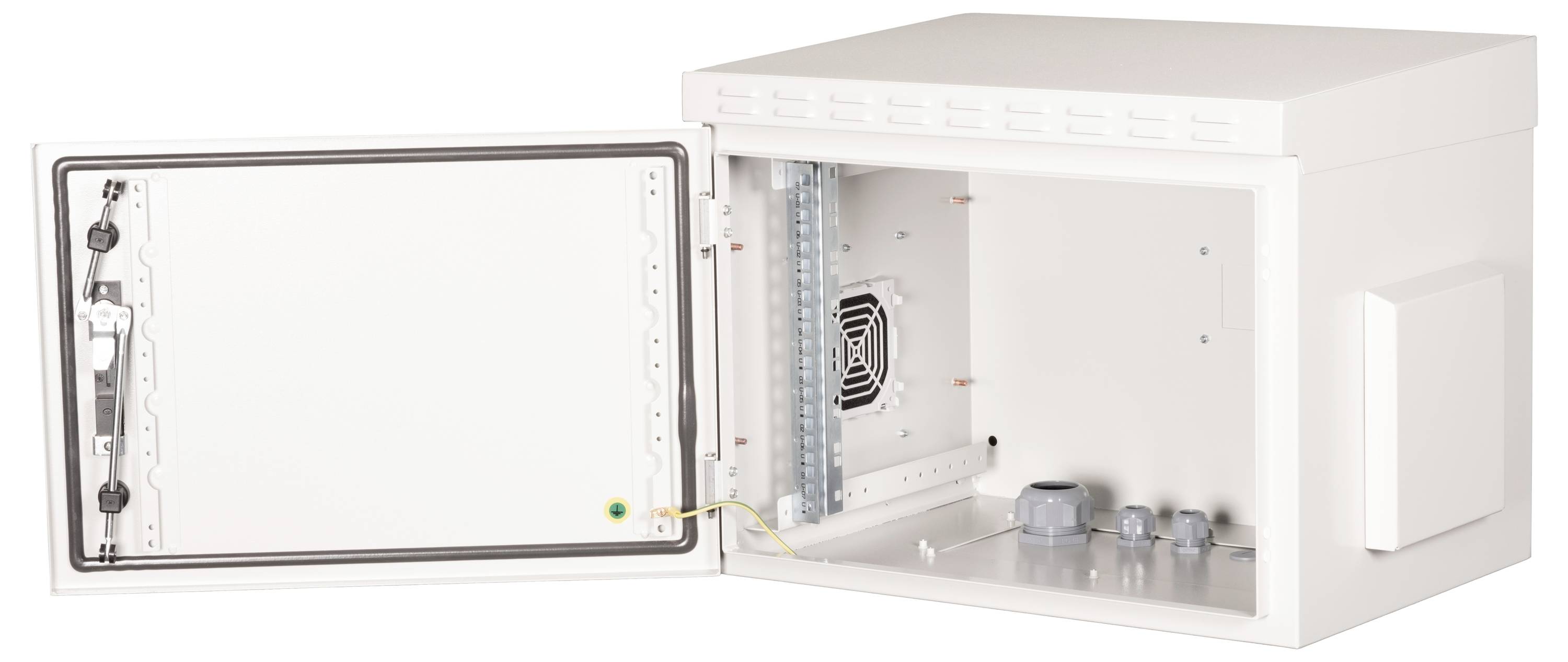 Weißes, rechteckiges Gehäuse mit offener Tür. Innen sind Befestigungsschienen, Kabeleingänge und ein Lüfter sichtbar.