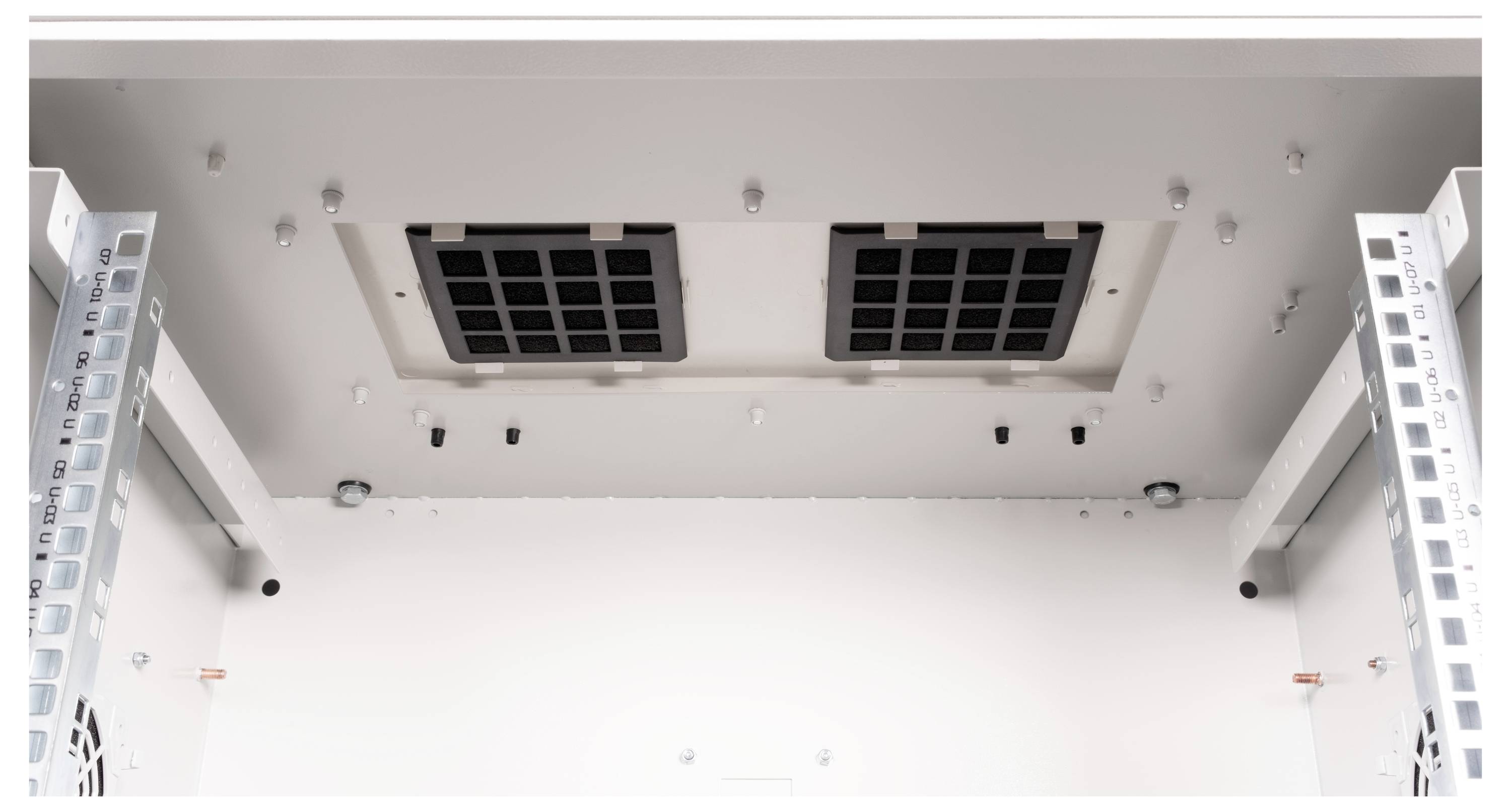 Innenansicht eines Servergehäuses mit zwei Lüftungsgittern und mehreren Kabel- und Anschlusspunkten auf beiden Seiten.