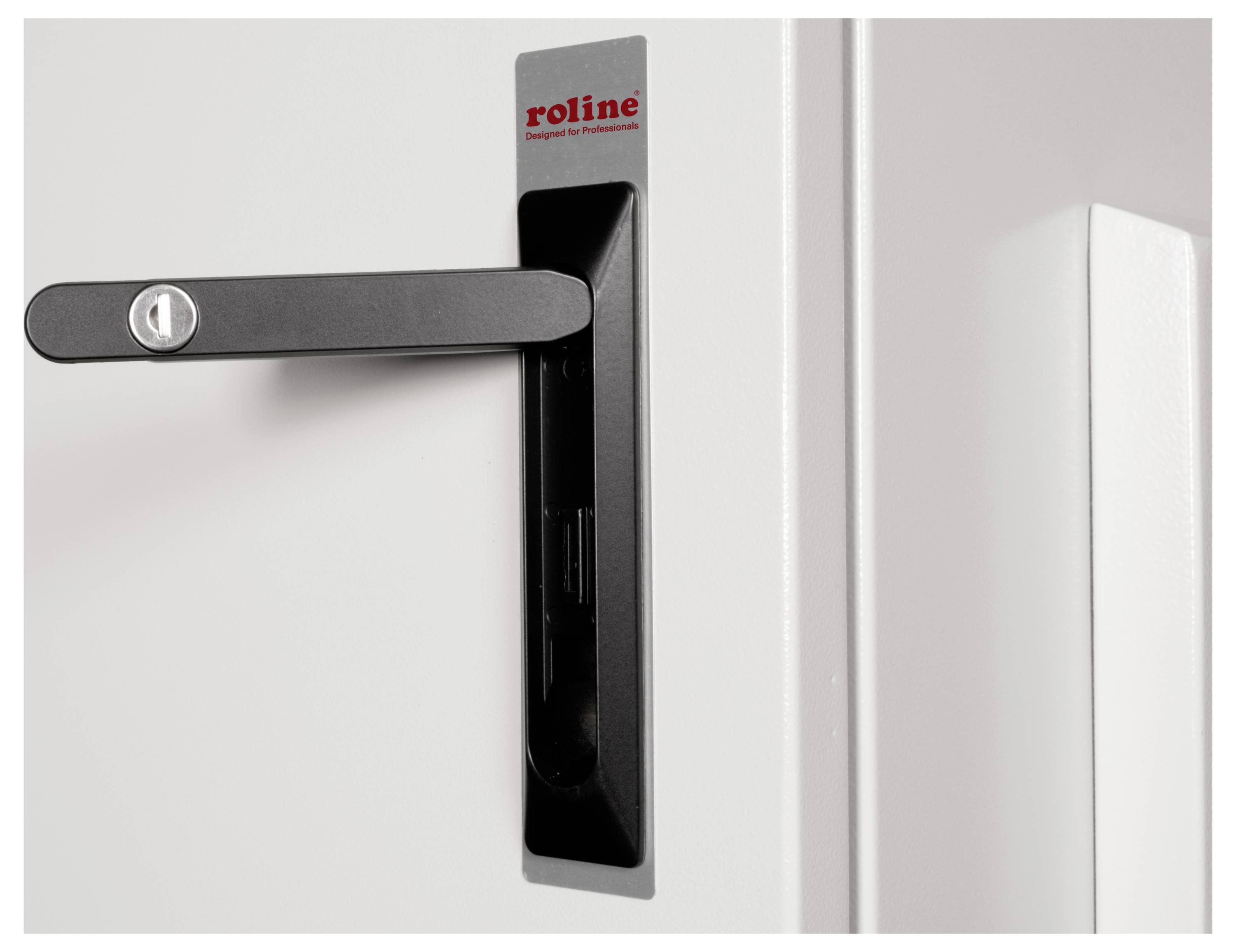 Türgriff mit schwarzer, horizontaler Stange an einem weißen Schrank, mit dem Logo 'roline' oben.