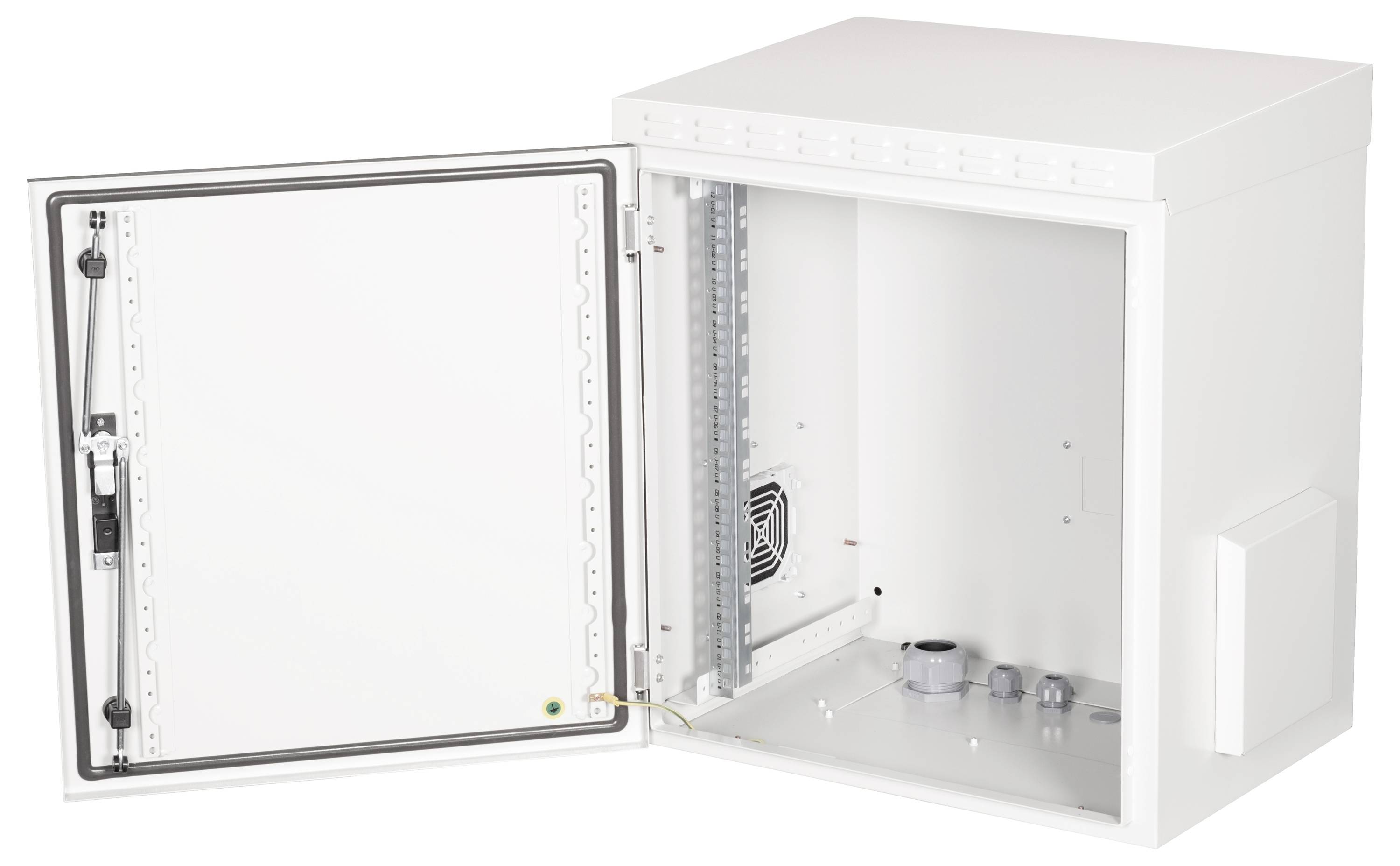 Ein weißer, geöffneter Schaltschrank mit sichtbaren Kabeln, einem Lüfter und mehreren runden Öffnungen. Ideal für IT-Equipment.
