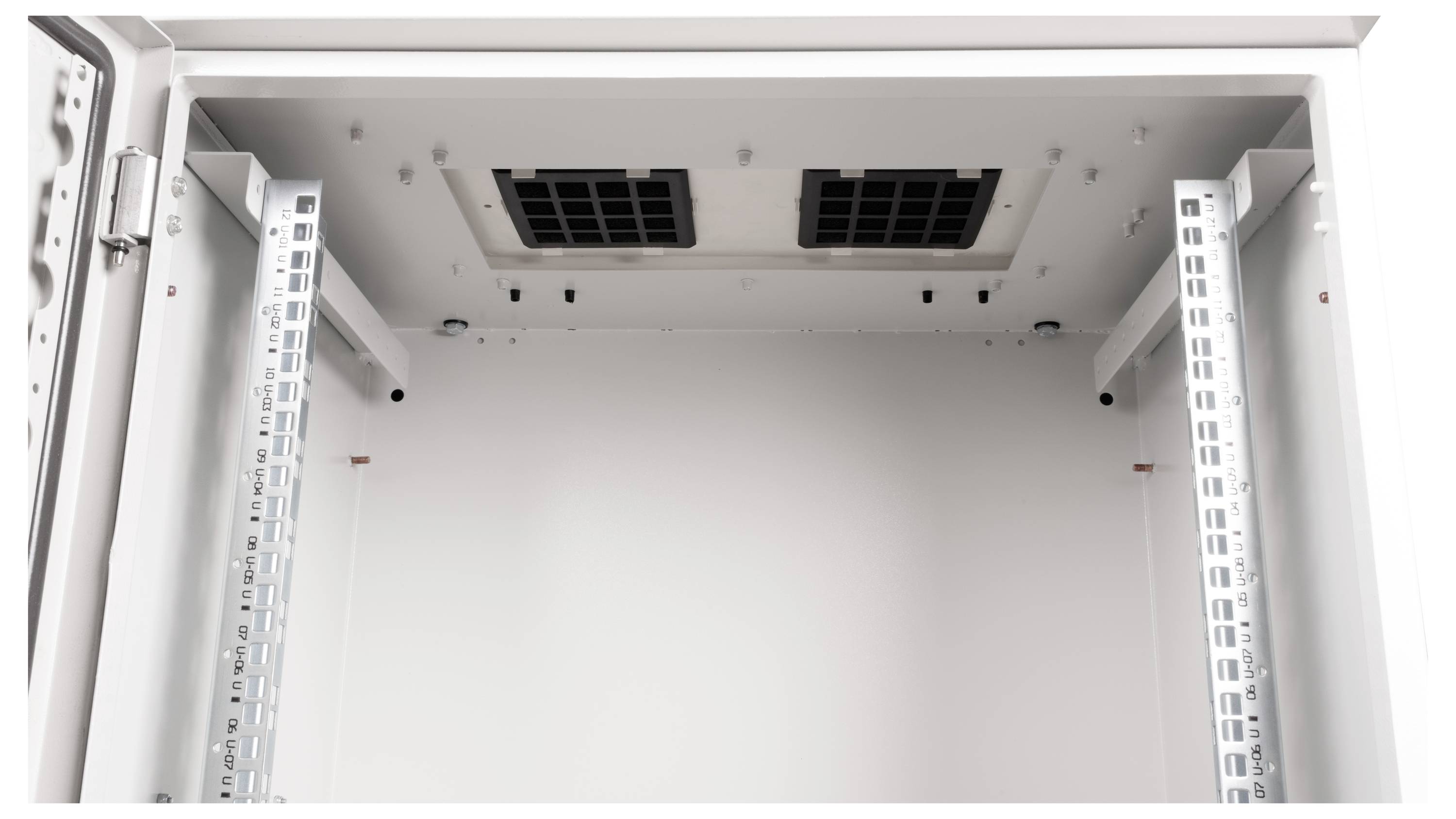 Leerer, offener Serverschrank mit zwei Lüftungsgittern an der Decke und Metallstreben an den Seiten zur Montage von Geräten.