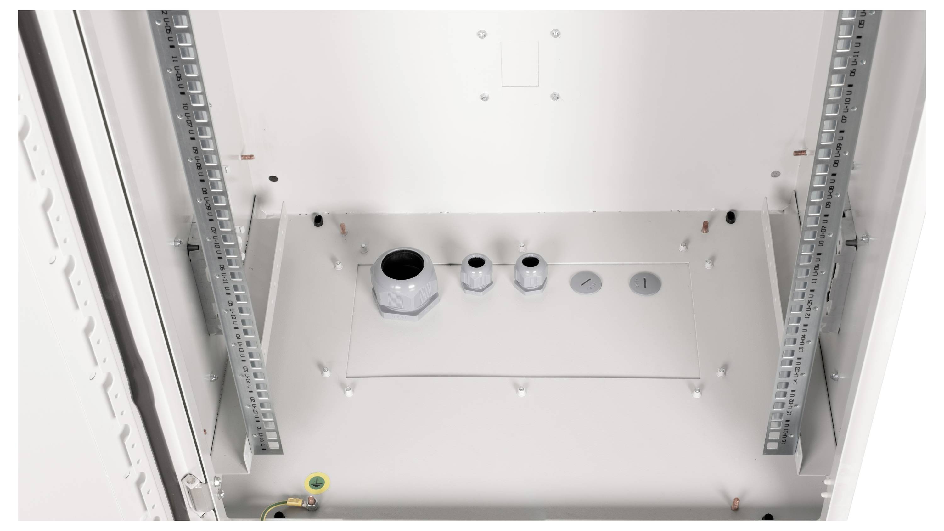 Netzwerkschrank-Innenansicht mit Kabeldurchführungen, zwei vertikalen Schienen und Erdungspunkt. Schrank ist leer und bereit zur Installation.
