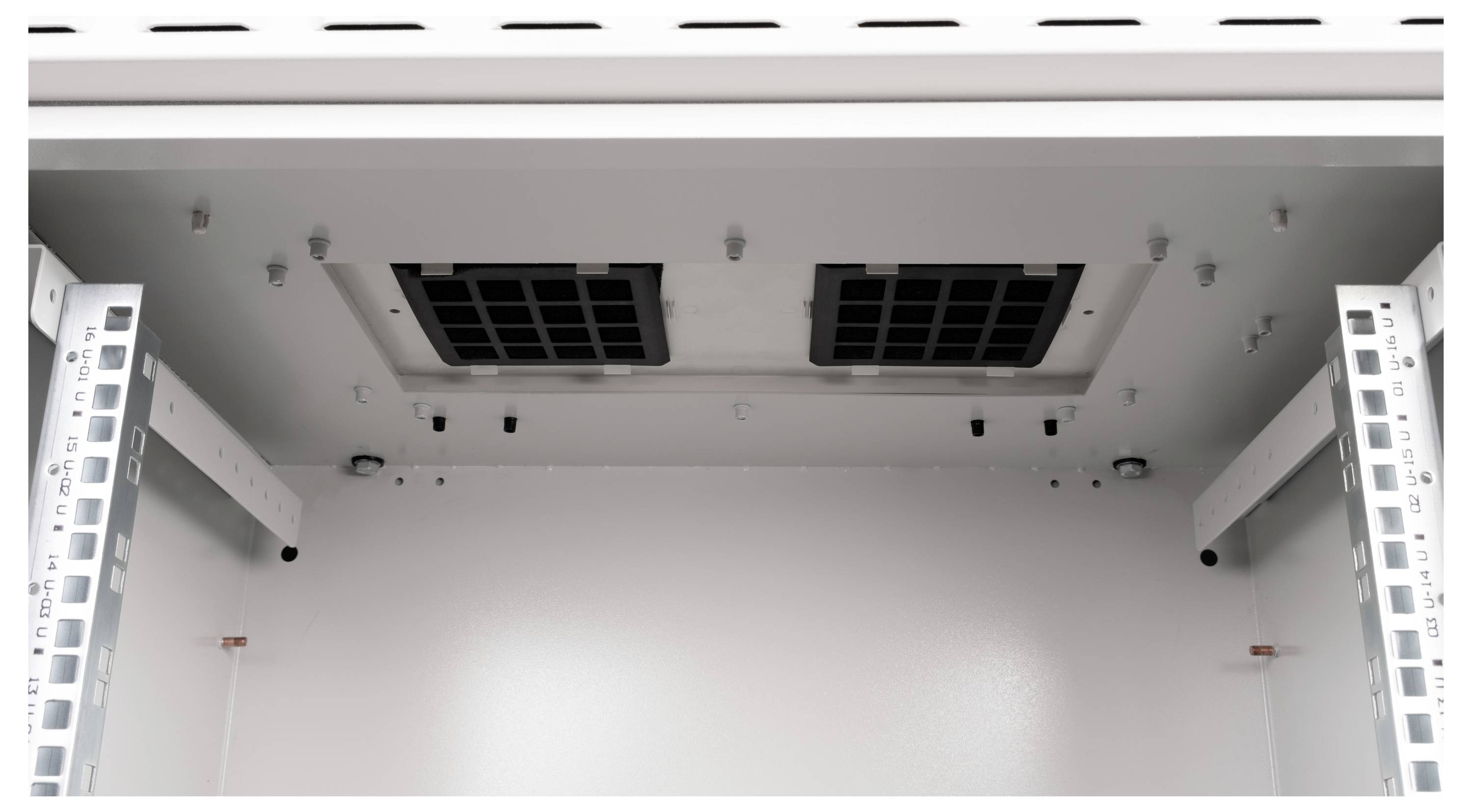 Leeres, weißes Servergehäuse von innen mit Lüftungsschlitzen und Strukturverstrebungen, bereit für Installation von Hardware.