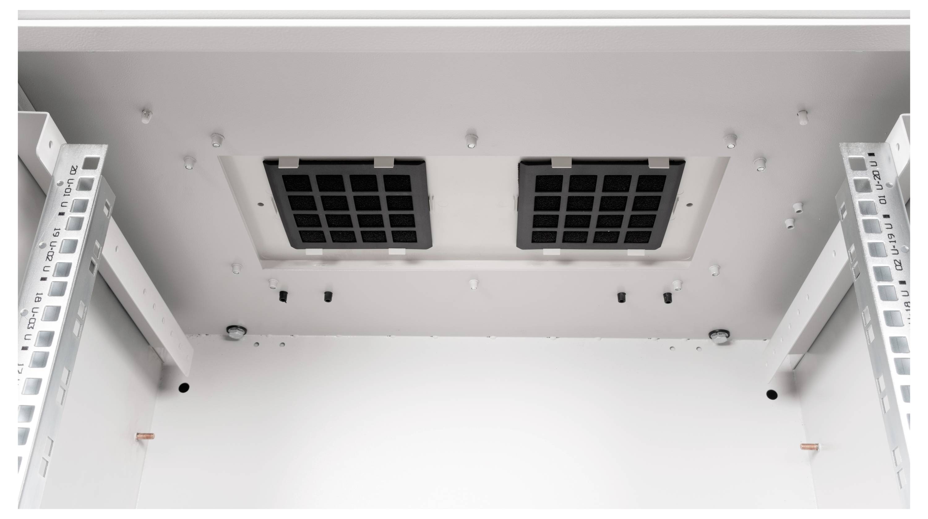 Deckenansicht eines leeren Serverracks mit Lüftungsgittern und Halterungen, zur Vorbereitung für die Installation von IT-Ausrüstung.