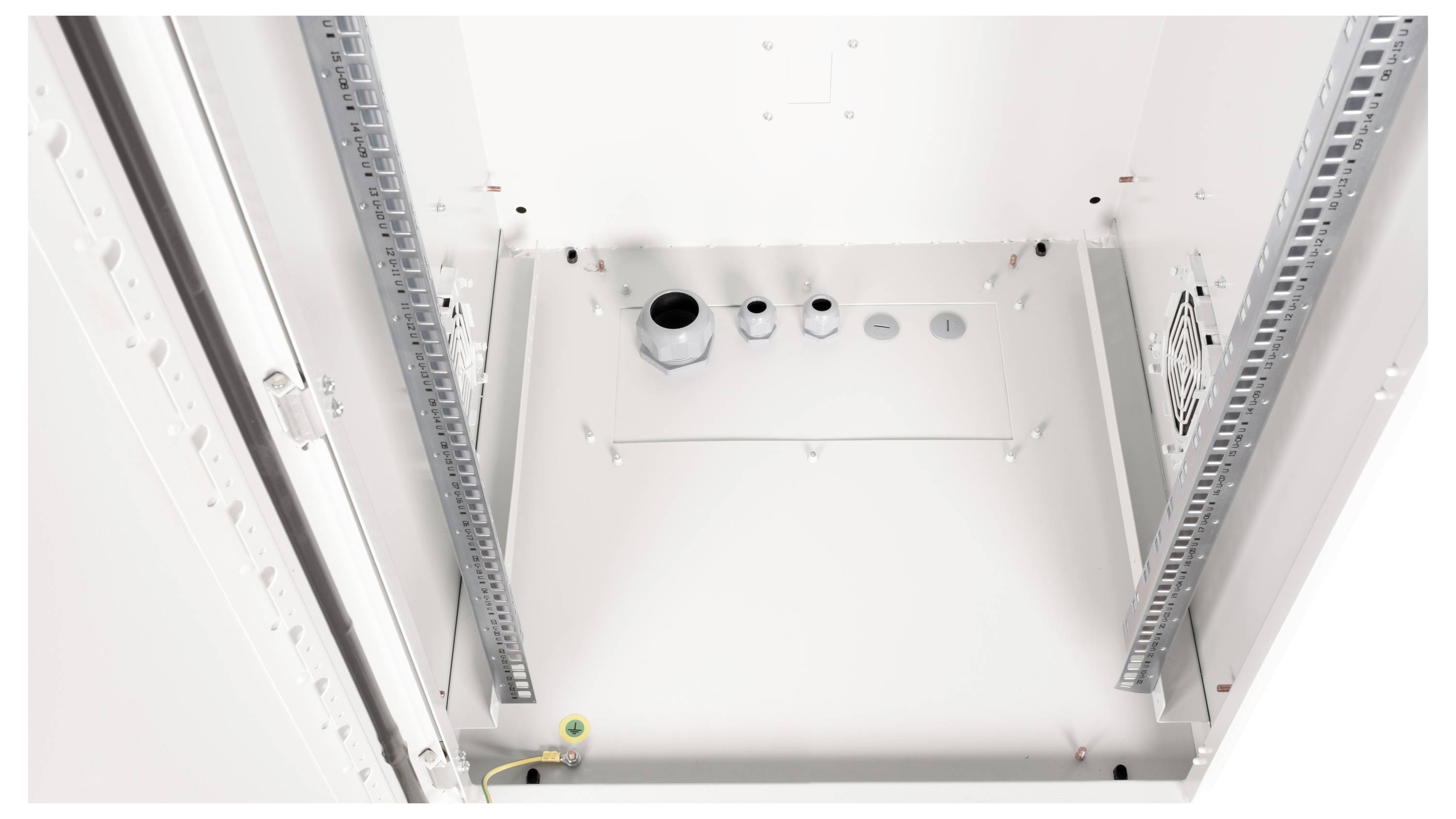 Innenansicht eines leeren Serverracks mit mehreren Kabeldurchführungen am Boden, geeignet für die Installation von Netzwerkausrüstung.