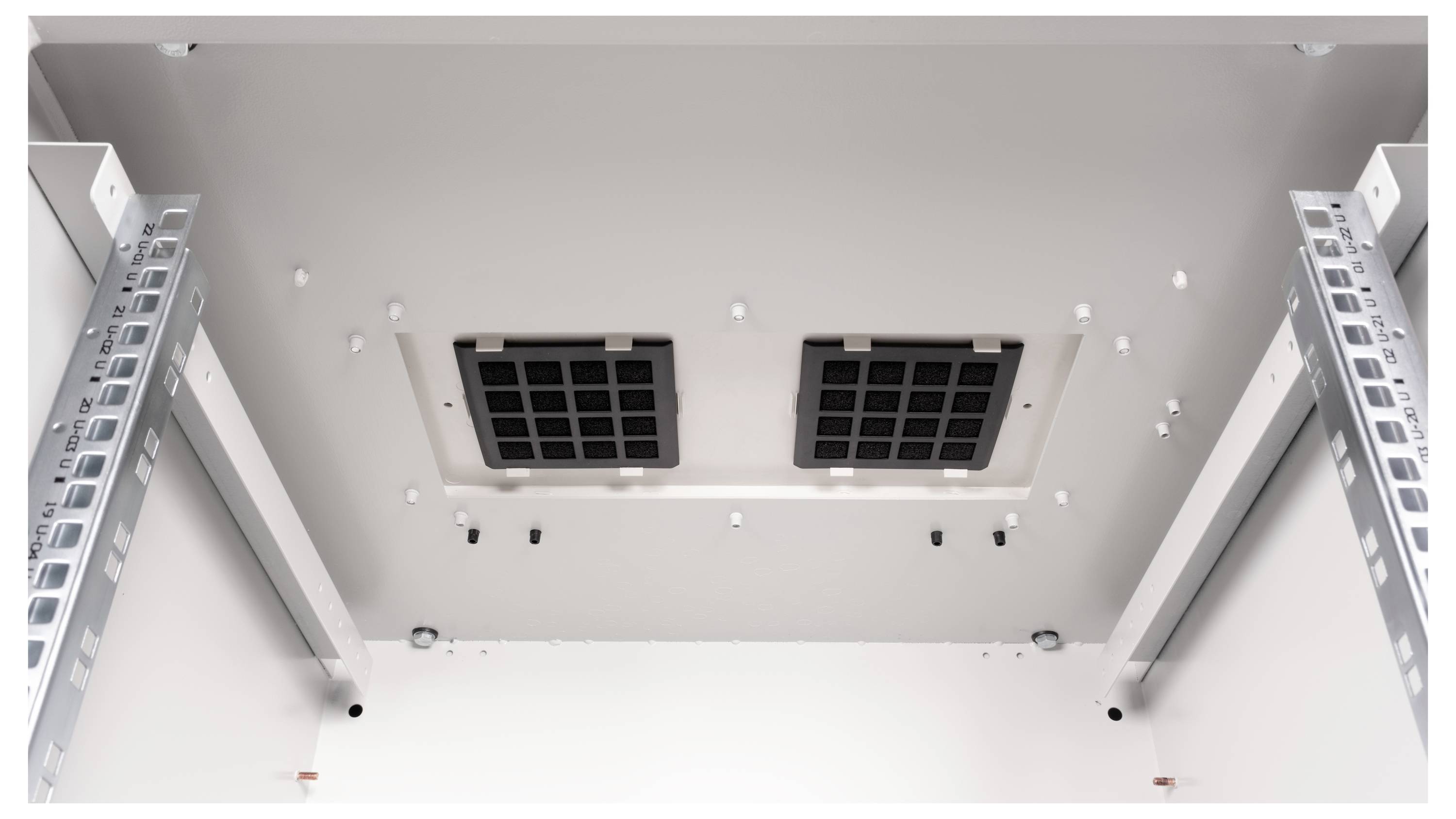 Ansicht von unten eines leeren Serverracks mit zwei Lüftungsgittern an der Decke, umgeben von montierbaren Metallrahmen.