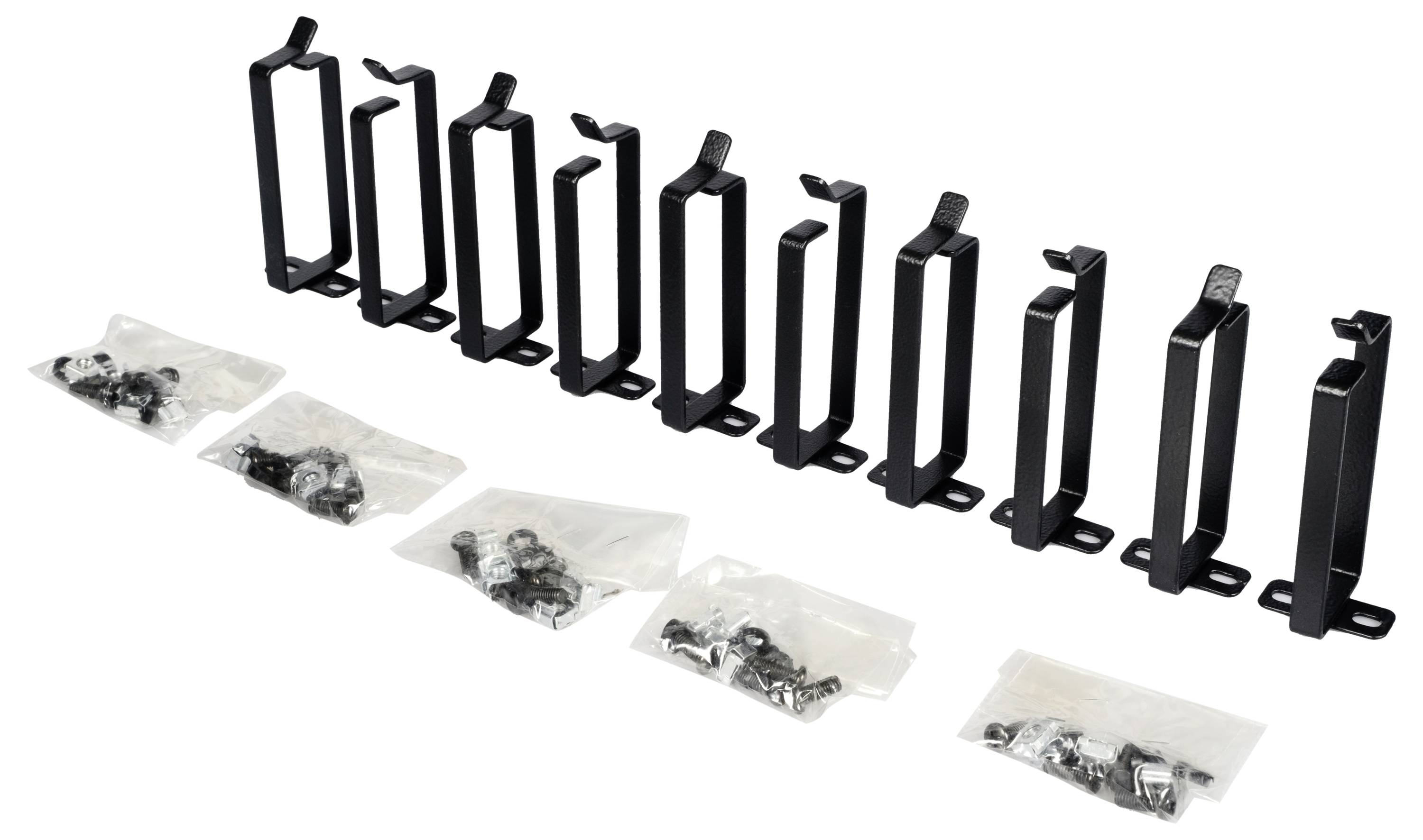 Schwarze Metallhalterungen in Reihe, daneben Plastiktüten mit Schrauben. Utensil zur Wandmontage oder Ordnungssystem.