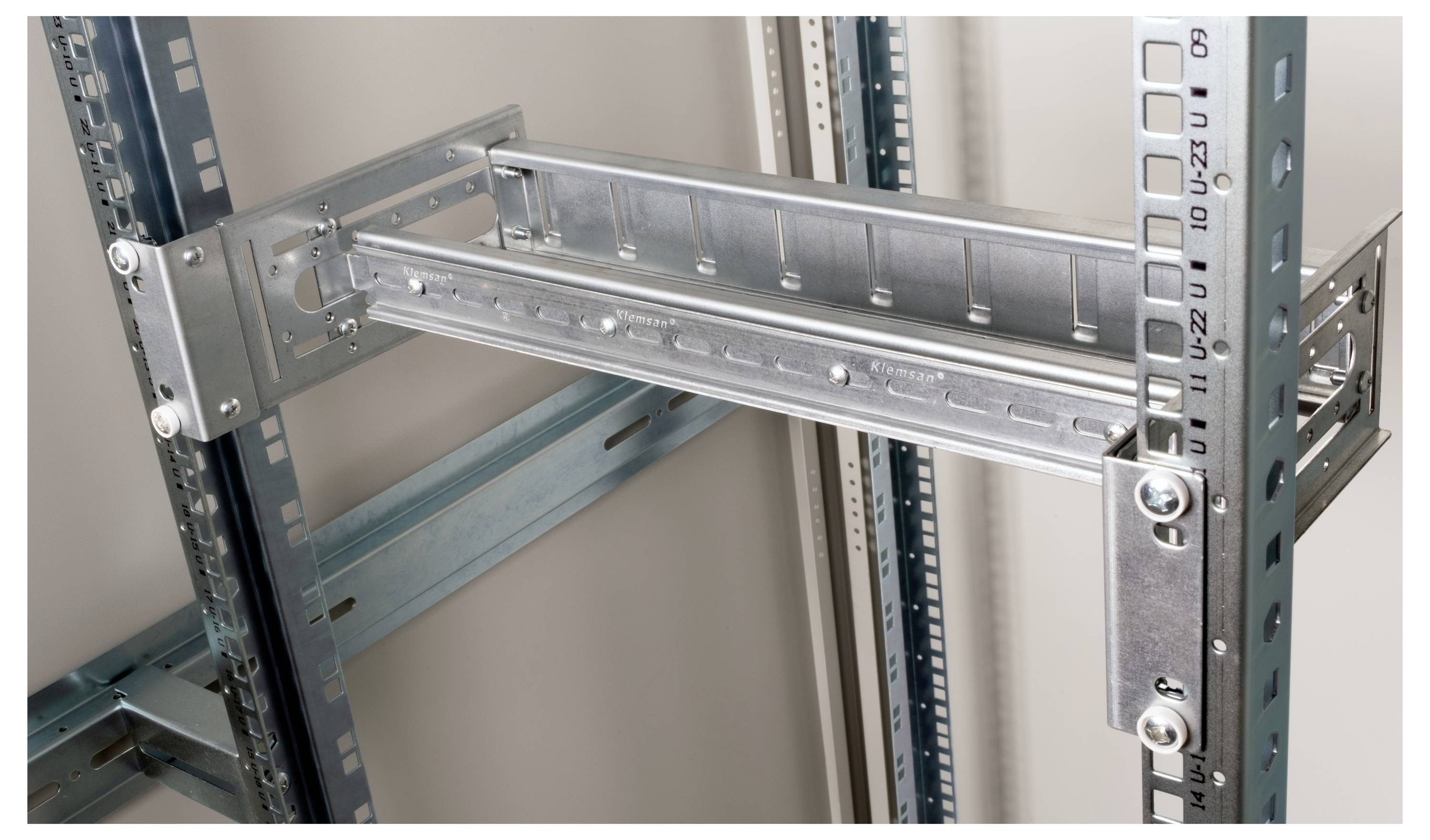 Metallrahmen mit Schienen und Schrauben, Teil eines Regals oder Racks, zeigt Detail der Konstruktion und Befestigung.