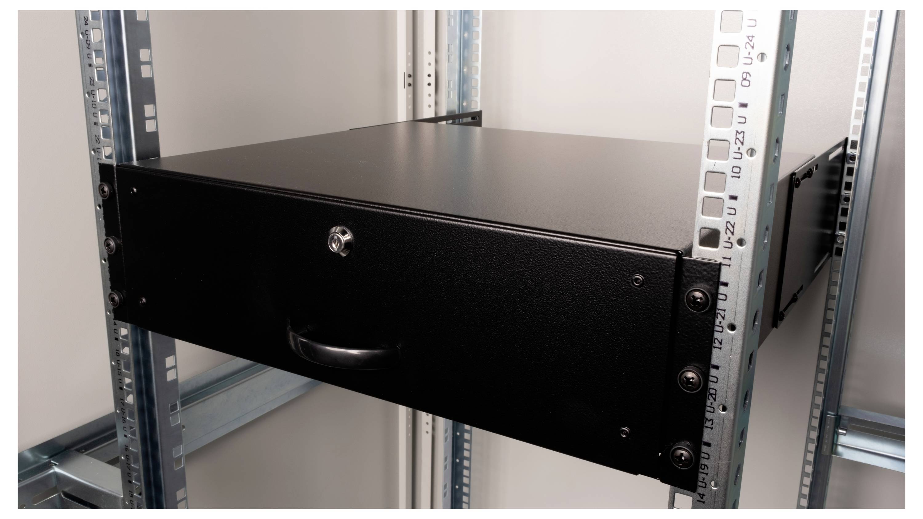 Schwarzer Server-Rack-Schubladenschrank in einem Metallrahmenregal, teilweise herausgezogen, mit Griff und Schlüsselloch in der Mitte.