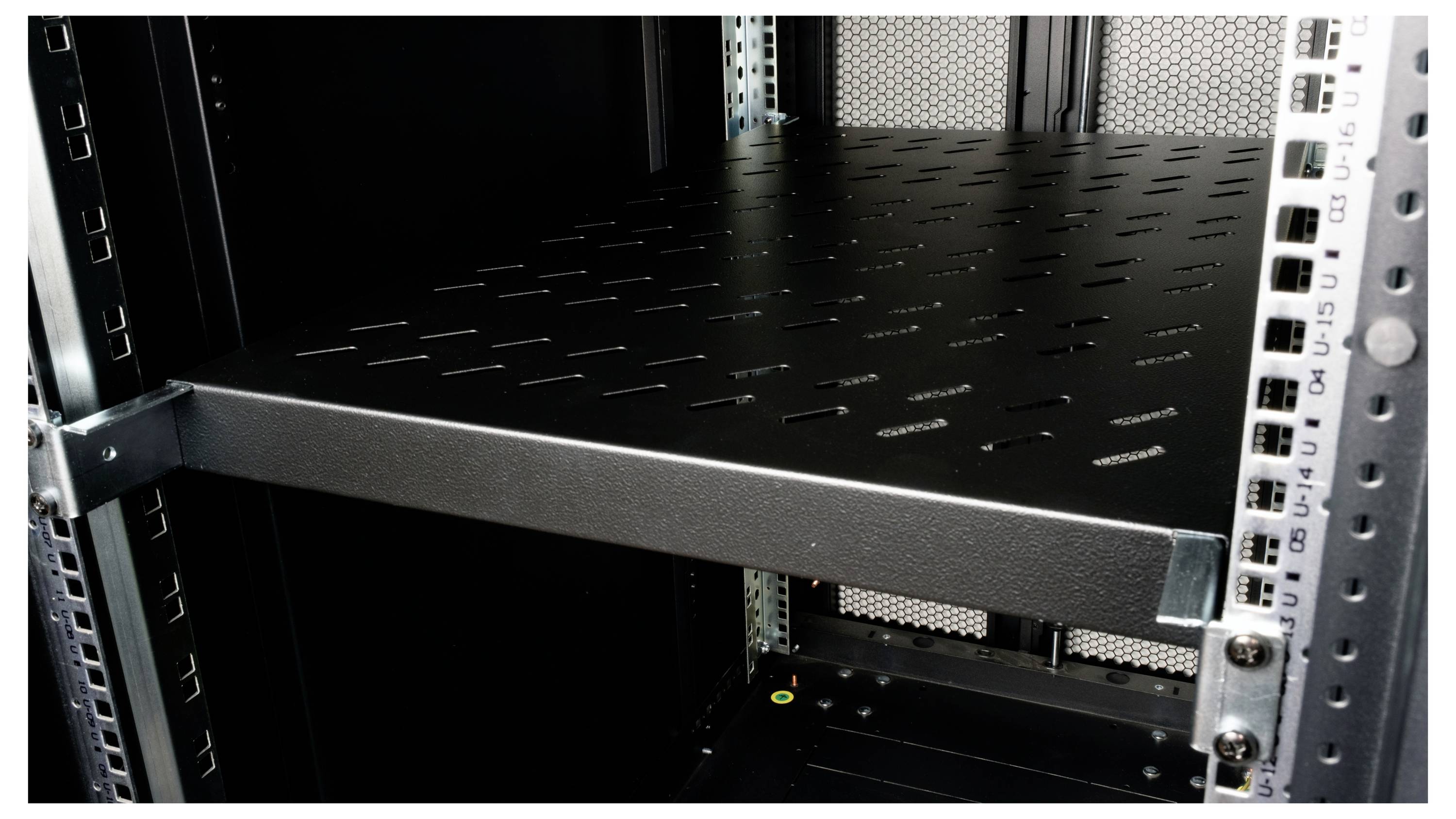 Leerer Server-Rack mit schwarzen Regalebenen, bereit für IT-Equipment.