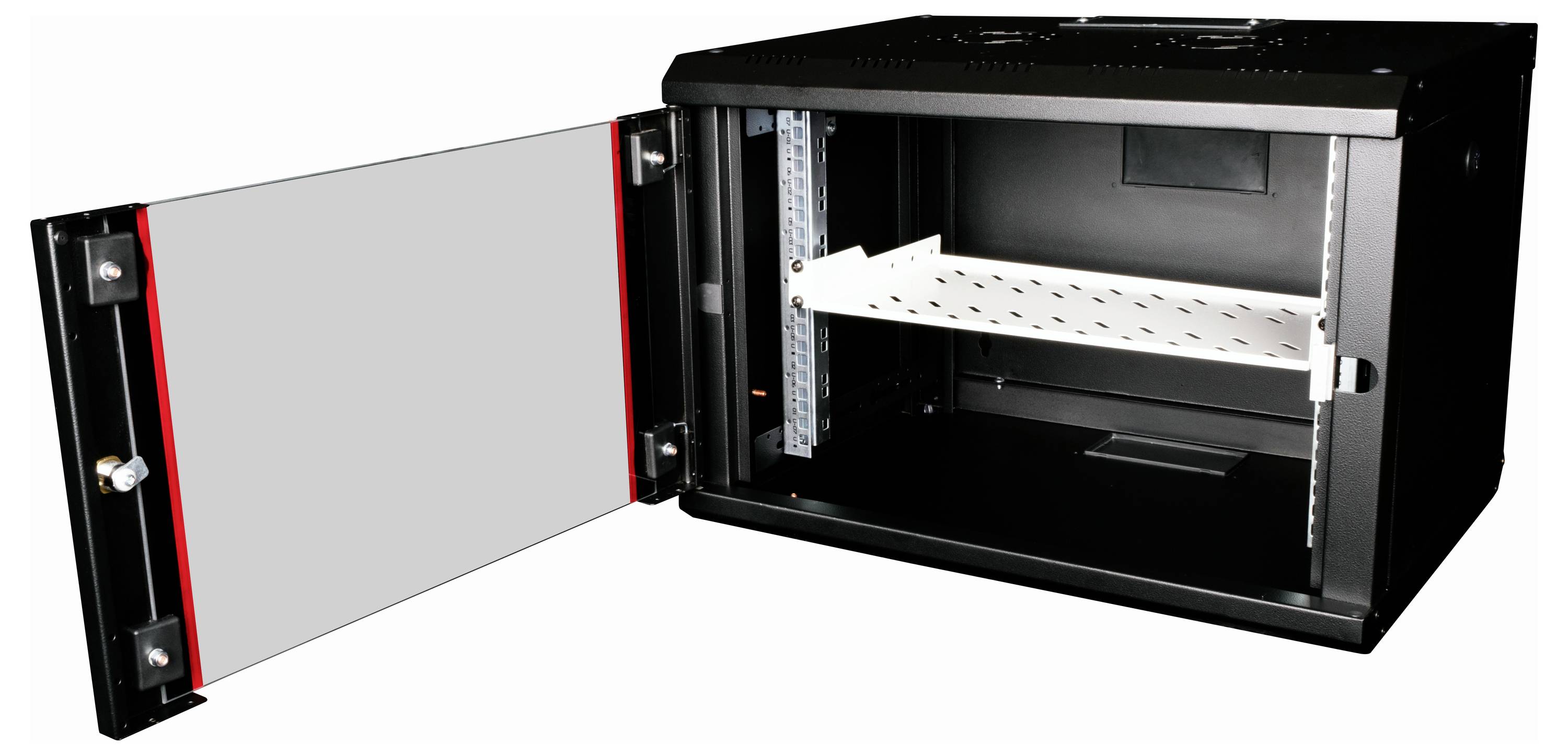 Ein geöffneter schwarzer Serverschrank mit einem eingebauten Regal; die Tür ist nach links geöffnet.