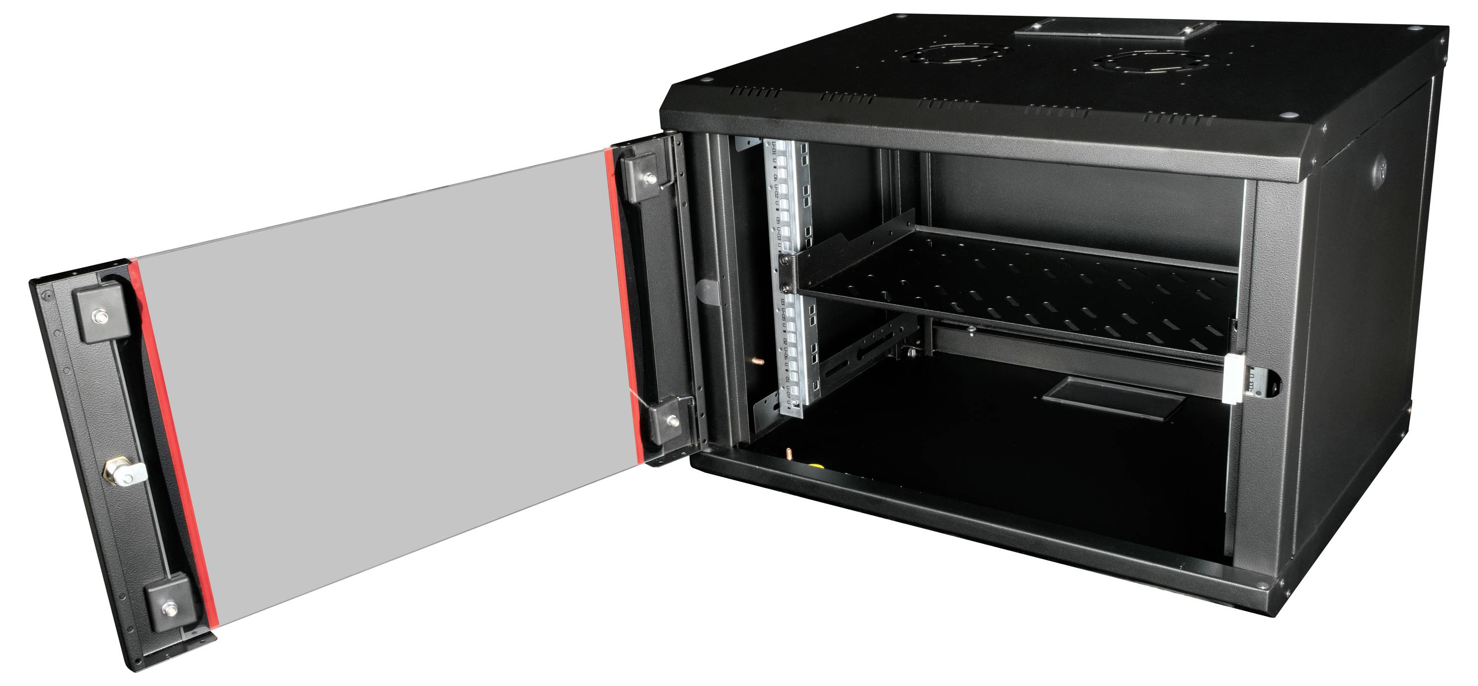 Ein schwarzes Server-Rack-Gehäuse mit geöffneter Tür, zeigt innenliegende Regalböden und Kabelmanagement.