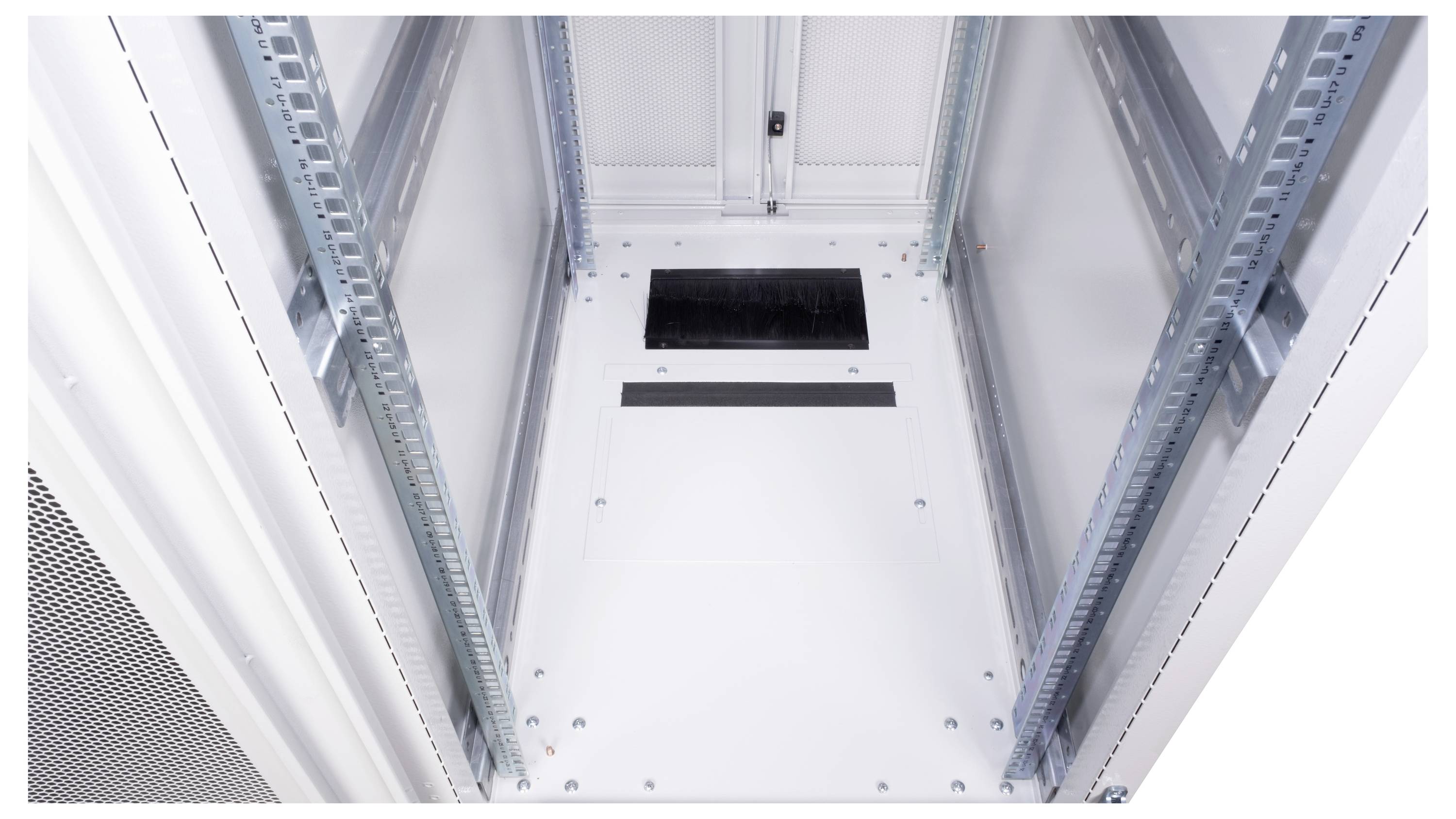 Leeres Server-Rack aus Metall mit Blick von oben durch die offene Oberseite.