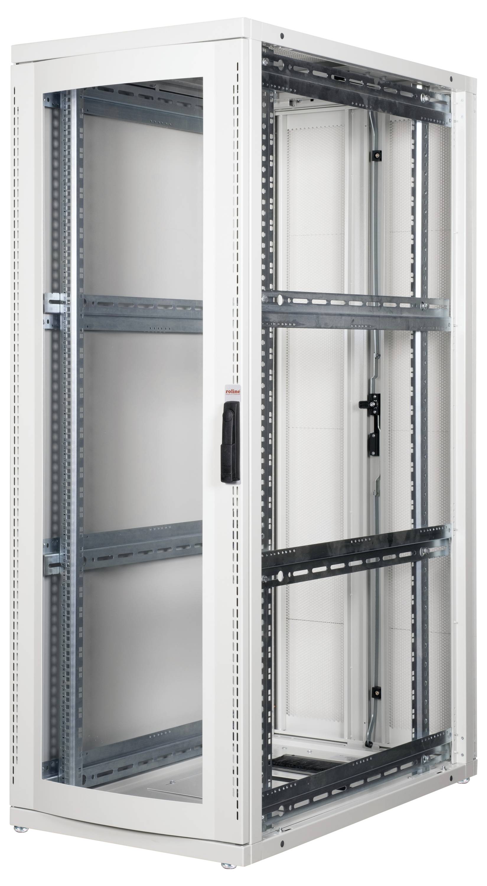 Ein hoher, leerer Metallserver-Schrank mit einer Glastür, ausgestattet mit mehreren Einschüben zur Montage von elektronischen Geräten, steht vor einem weißen Hintergrund.
