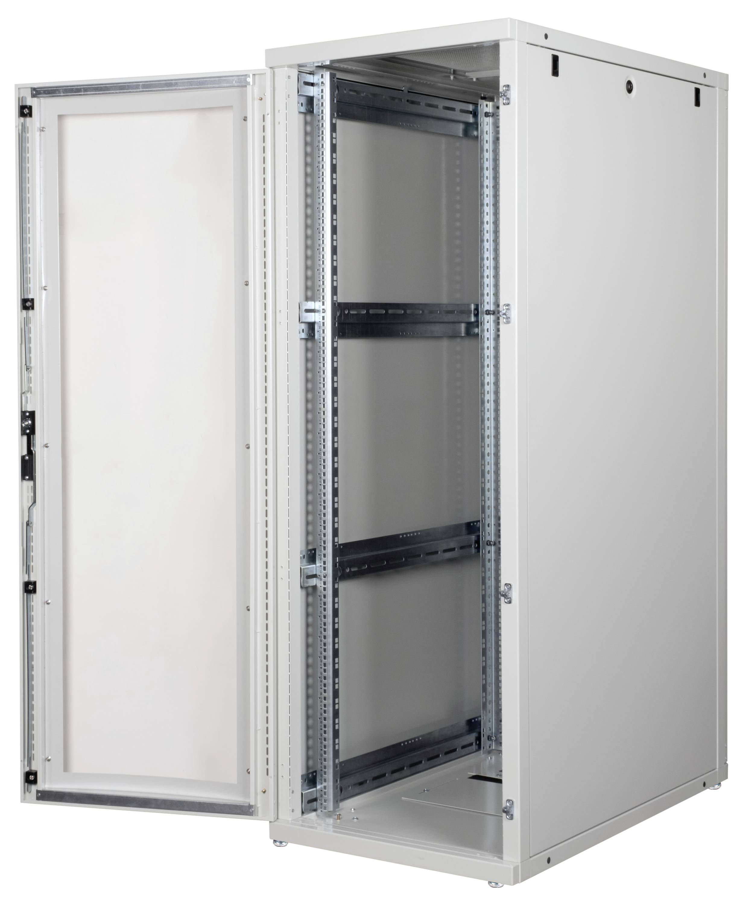 Ein hoher, offener Metallserver-Rack mit einer Seitentür, der Innenregale und Schienen zur Hardware-Installation zeigt.