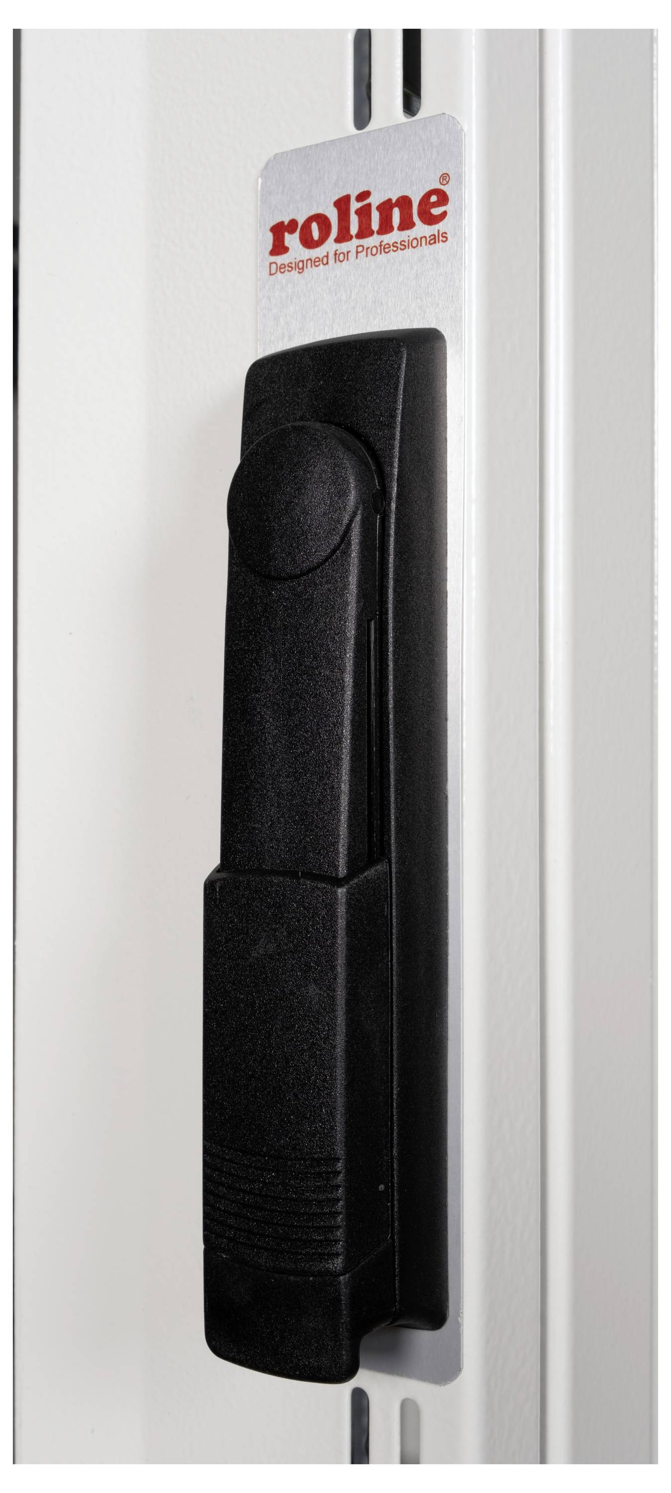 Ein schwarzer Griff an einem weißen Schrankteil mit dem Etikett 'roline Designed for Professionals'.