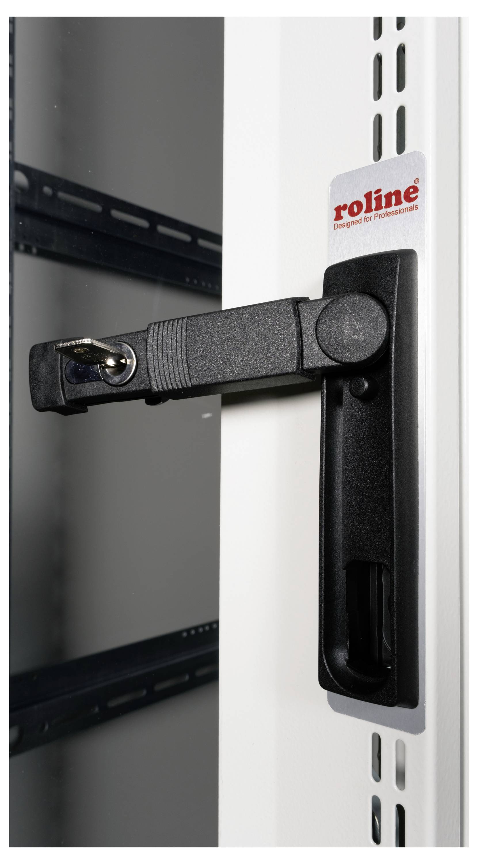 Ein schwarzer Griff mit einem Schlüsselschloss an der weißen Tür eines Serverracks. Das Wort 