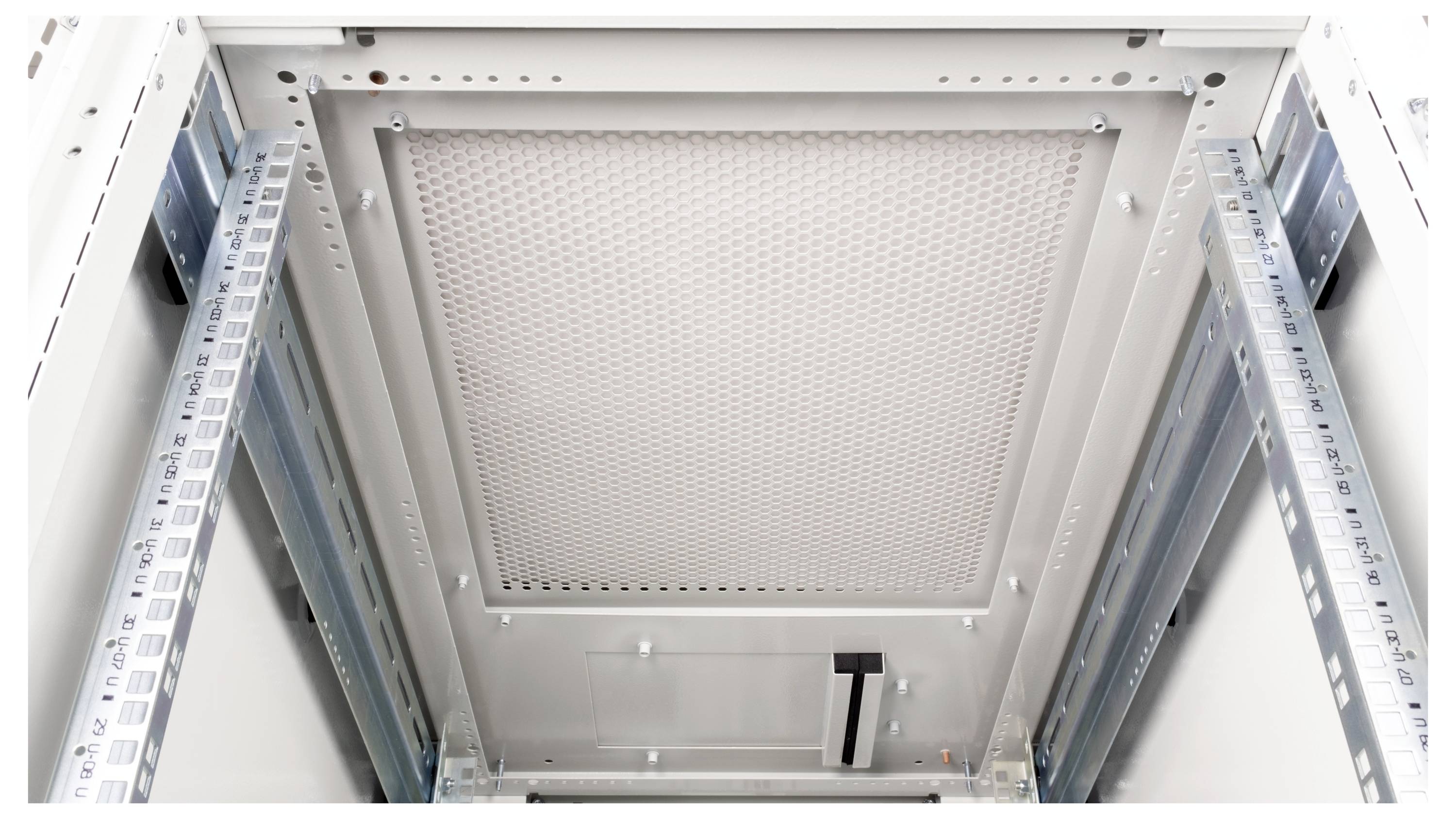 Blick ins Innere eines leeren Serverracks, mit gelochter oberer Abdeckung und vertikalen Schienen an jeder Seite zum Montieren von Geräten.