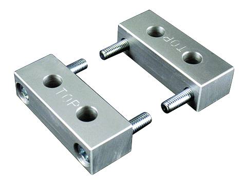 Zwei metallene Montageschienen mit je zwei Schrauben und der Aufschrift 'TOP', zeigen die Ausrichtung zur Befestigung an.