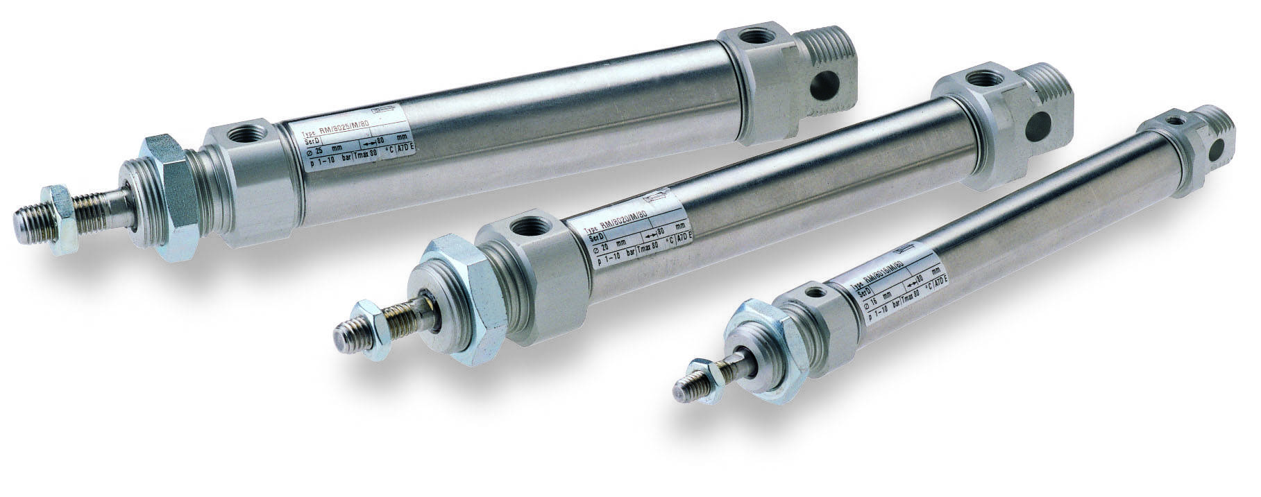 Drei zylindrische Pneumatikzylinder aus Metall, nebeneinander liegend, mit technischen Etiketten und Schraubanschlüssen sichtbar.