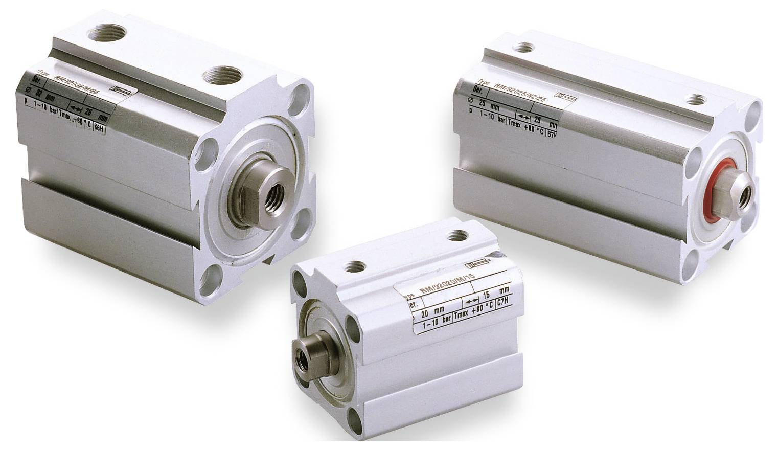 Drei Metallzylinder unterschiedlicher Größe, die nebeneinander angeordnet sind. Sie scheinen Komponenten mechanischer Geräte zu sein.