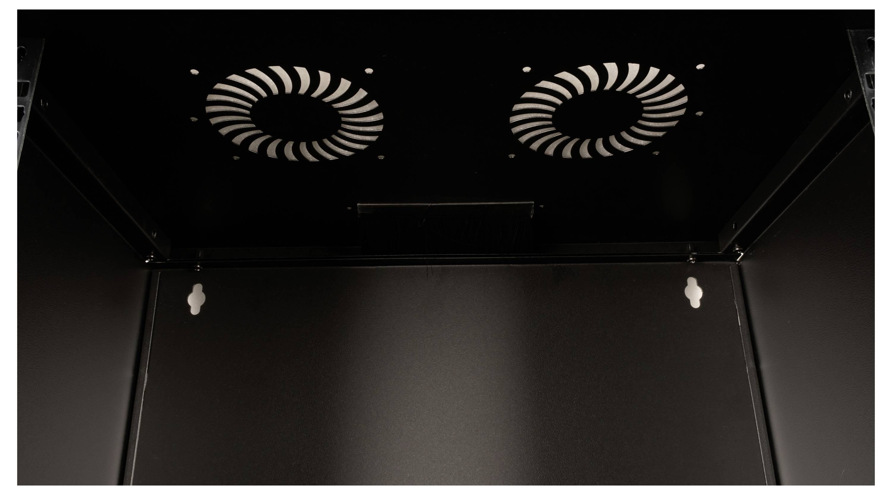 Innenansicht eines schwarzen Serverracks mit zwei kreisförmigen Lüftern, die auf der oberen Platte montiert sind und zur Kühlung dienen.