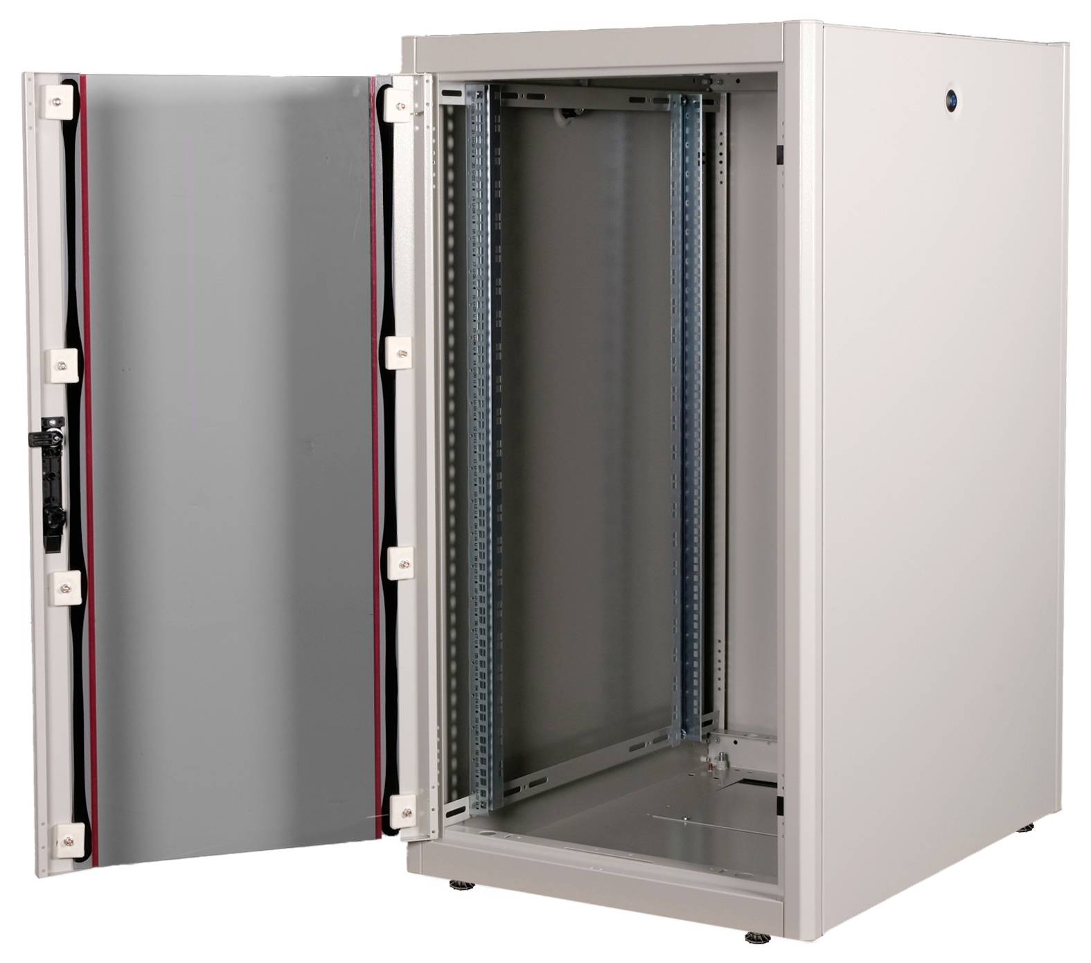 Ein offener Netzwerkschrank mit der Tür zur Seite zeigt leere Schienen zur Montage. Geeignet zur Installation von IT-Geräten.