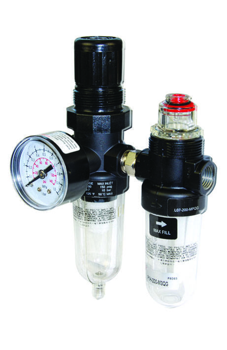 Ein Druckluftregler mit Manometer, der den Luftdruck anzeigt. Rechts daneben ist ein Filter zur Druckluftreinigung angebracht.