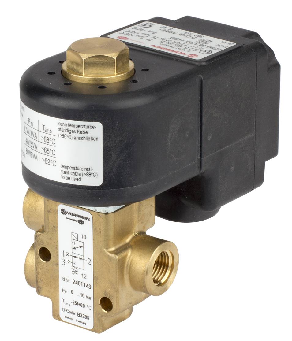 Ein Solenoid-Ventil mit schwarzem Gehäuse und Messingkomponenten. Beschriftung mit technischen Spezifikationen und Anschlusshinweisen.