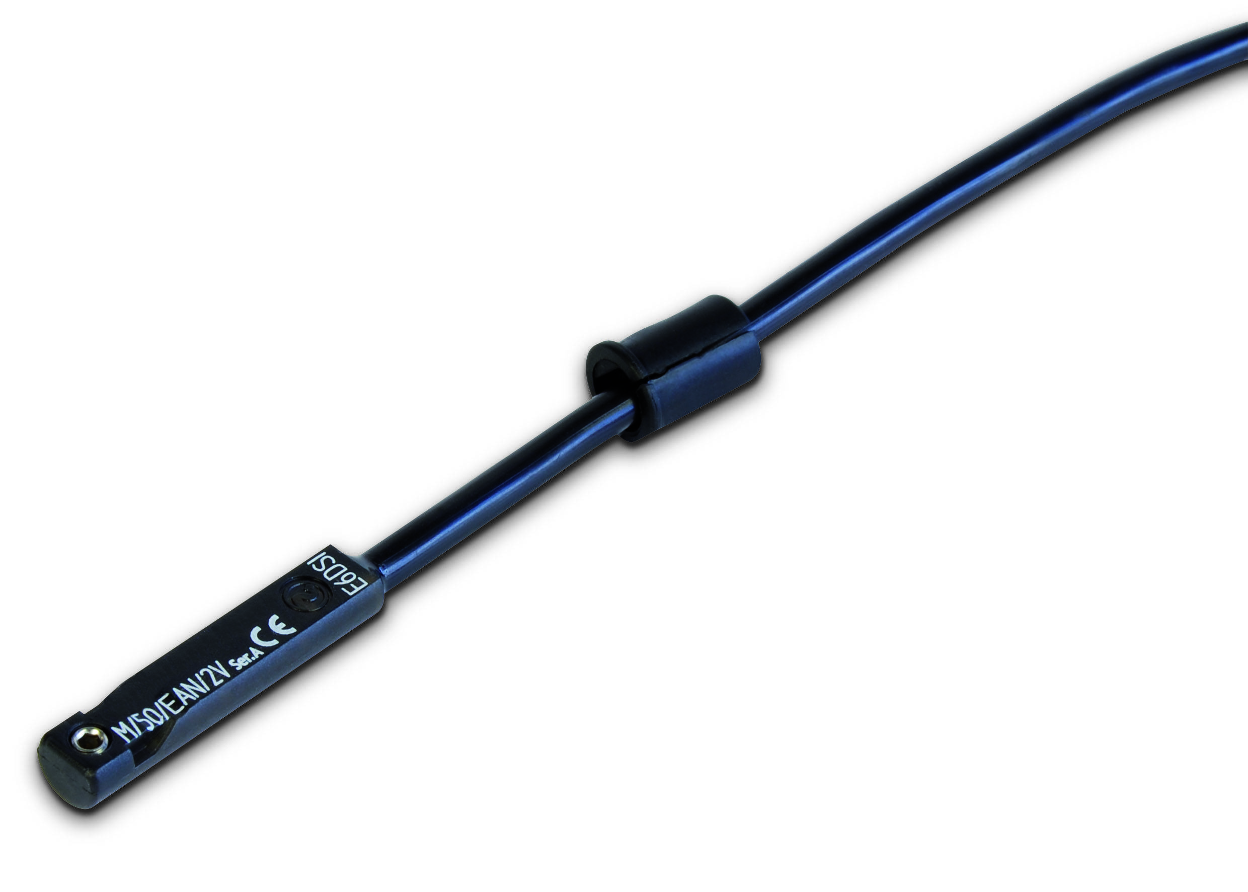 Ein schwarzer, schlanker Magnetsensor mit Kabel, geeignet für industrielle Anwendungen, mit CE-Kennzeichnung und Seriennummer.