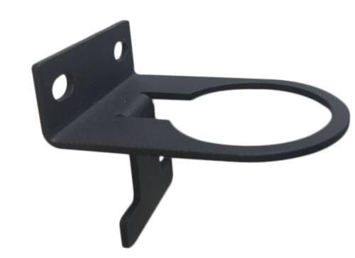 Schwarzer Metallhalter mit runder Öffnung und zwei Befestigungslöchern. Geeignet zur Wandmontage, möglicherweise für Flaschen oder Becher.