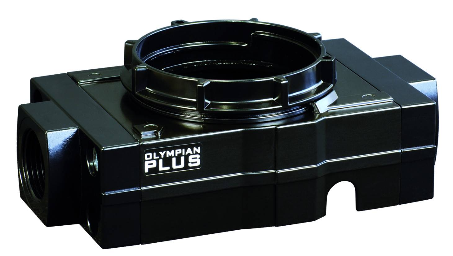 Schwarzes Gerät mit der Aufschrift 'Olympian Plus', vermutlich ein technisches Bauteil oder Adapter, mit zwei seitlichen Öffnungen.