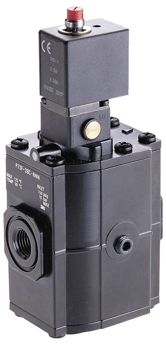 Ein schwarzes, industrielles Magnetventil mit rotem Knopf oben, verwendet für die Steuerung von Flüssigkeiten oder Gasen in Systemen.