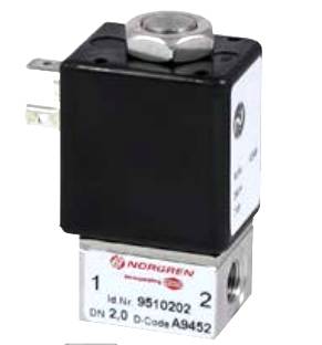 Ein quadratisches, schwarzes Solenoidventil mit silbernem Metallgehäuse, gekennzeichnete Anschlüsse und Seriennummer 9510200 auf einem Etikett.