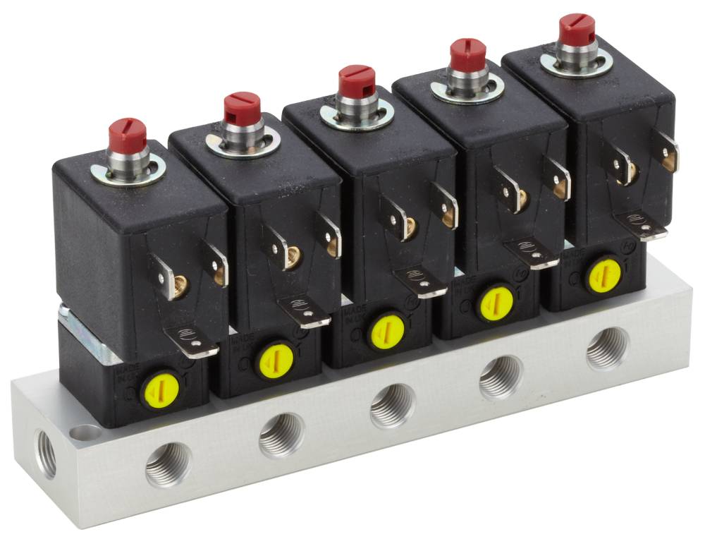 Sechs schwarze elektrische Schalter mit roten und gelben Knöpfen sind auf einer silbernen Metallplatte montiert.