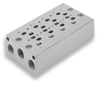 Silberner rechteckiger Metallblock mit mehreren Bohrungen und drei seitlichen Gewindeanschlüssen, möglicherweise ein Ventilblock.
