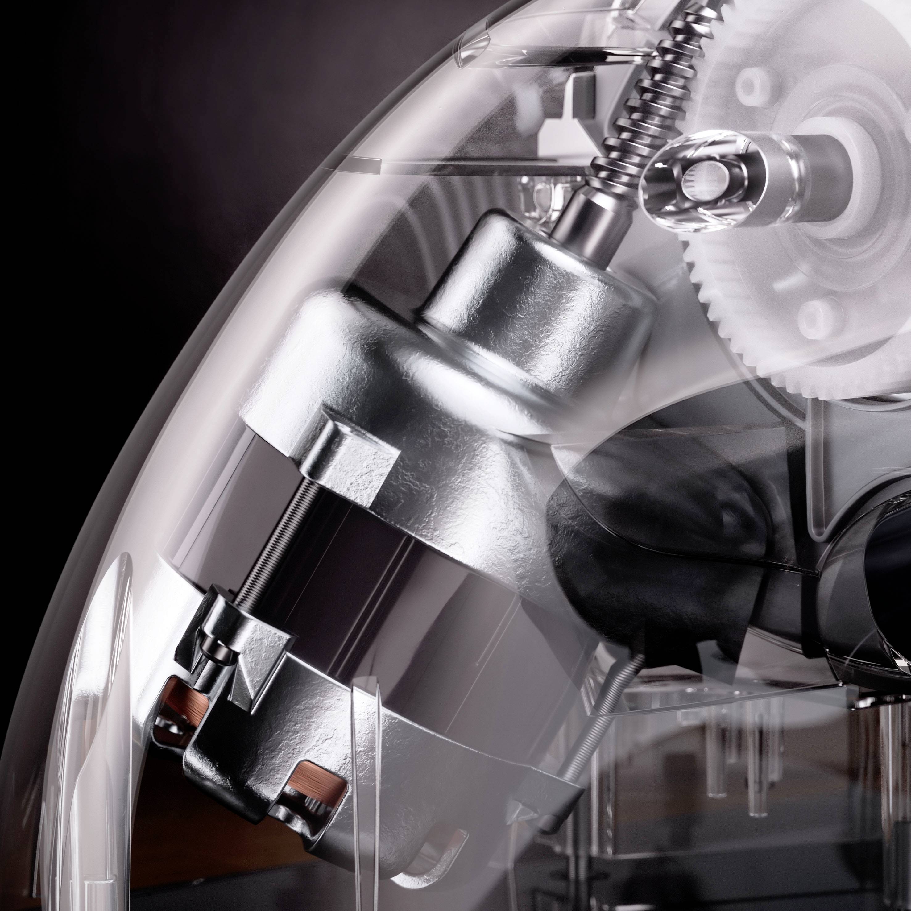 Aufnahme einer Edelstahl-Kaffeemühle mit transparentem Gehäuse, zeigt das Innenleben und die Mechanik beim Mahlen von Kaffeebohnen.