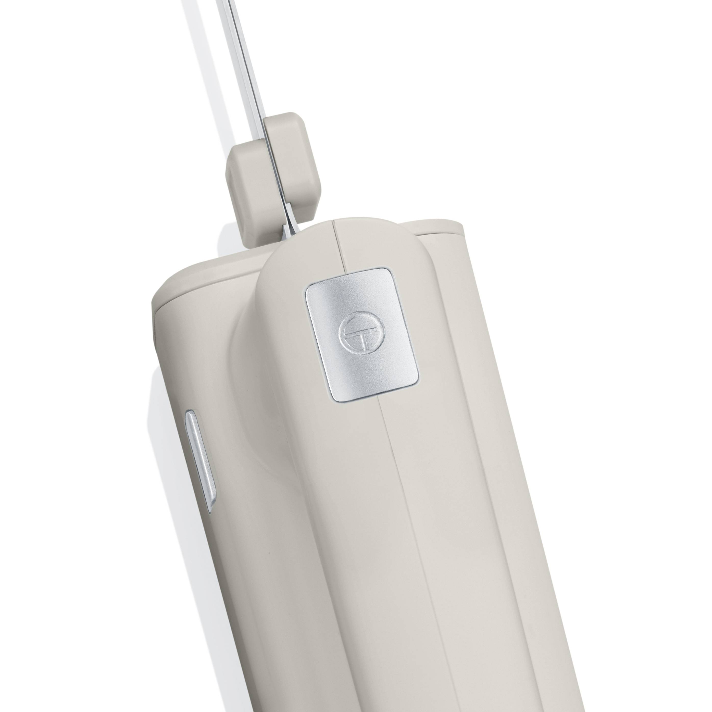 Ein weißer, kabelloser Handmixer mit Griff und abnehmbaren, verchromten Rührstäben.