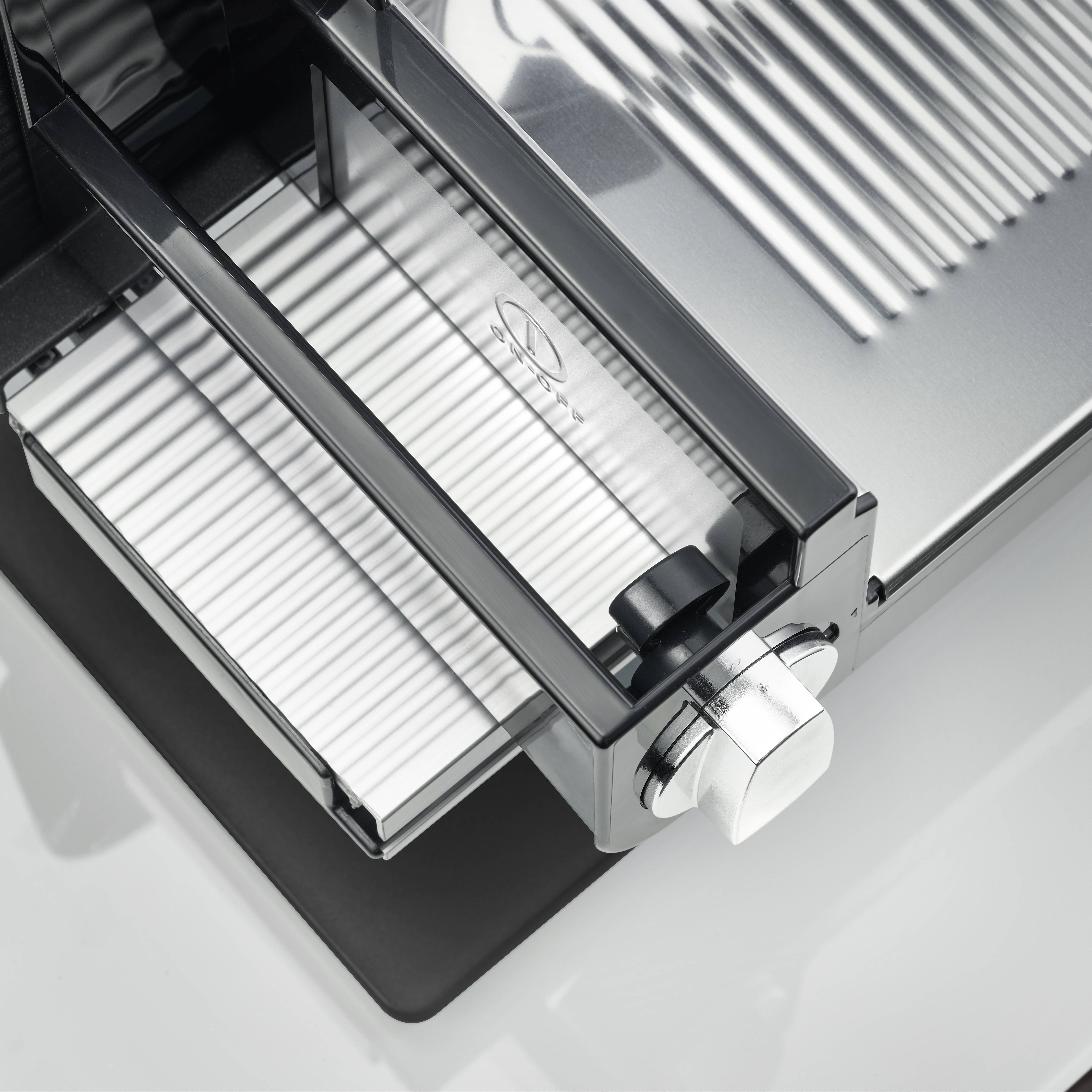 Ein hochwertiger Aufschnittschneidemaschine, metallisch und modern im Design, bereit zum Schneiden mit präzisem Einstellrad.