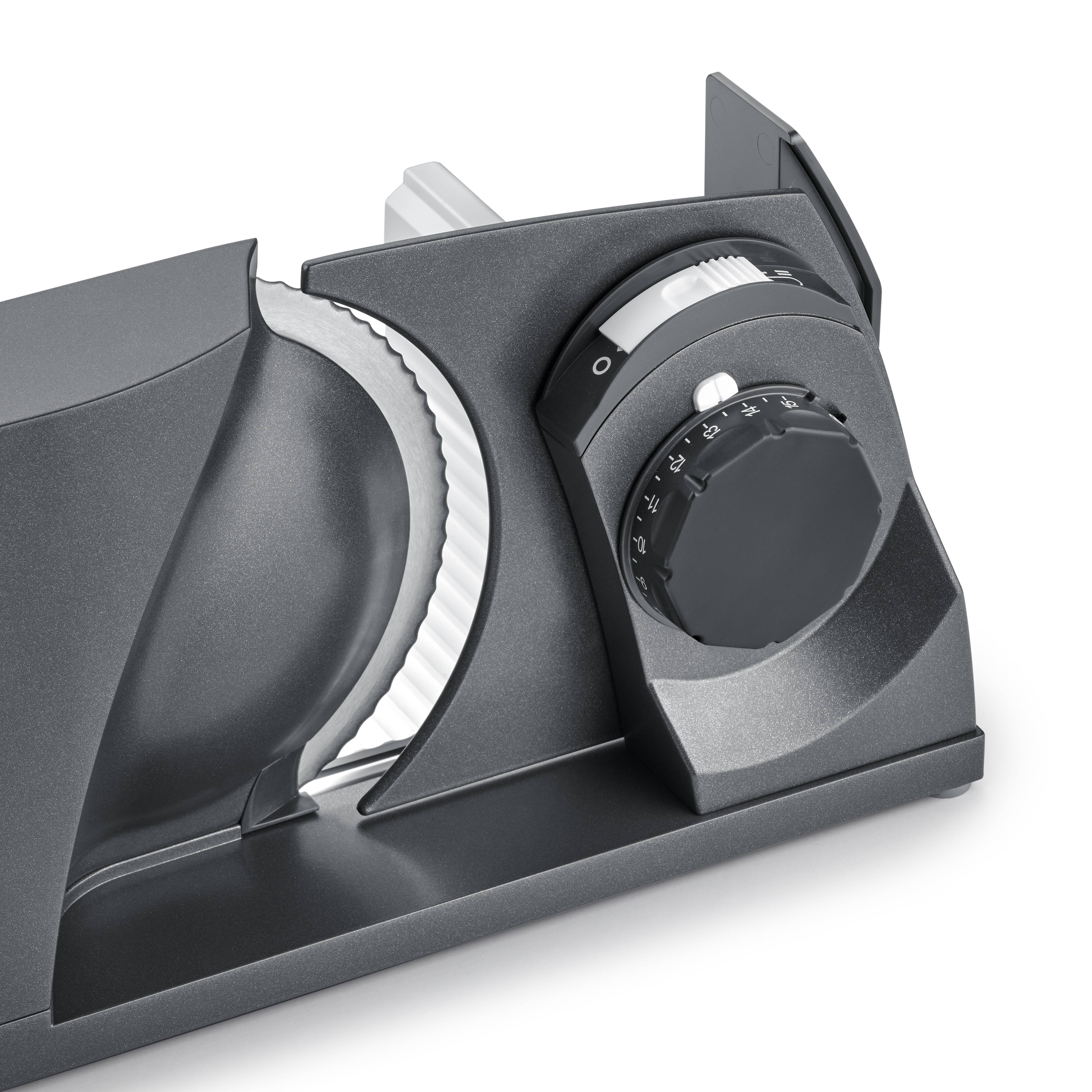 Ein elektrischer Allesschneider mit grauem Gehäuse und einem schwarzen Drehregler zur Schnittstärkenverstellung, geeignet für Küchen.