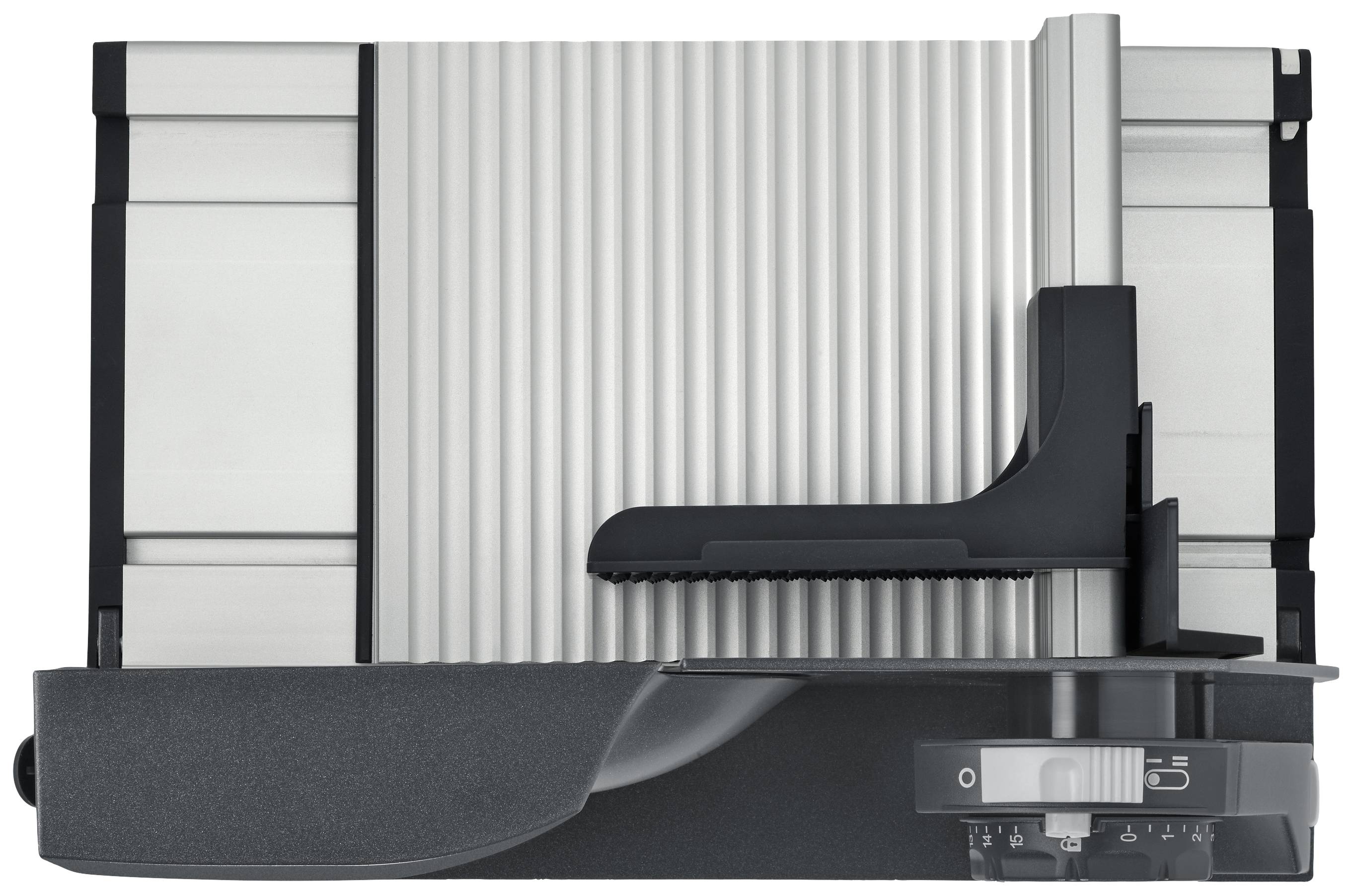 Ein silberner Allesschneider mit schwarzem Bedienknopf und Schutzschild, seitliche Ansicht. Ideal für präzises Aufschneiden von Lebensmitteln.