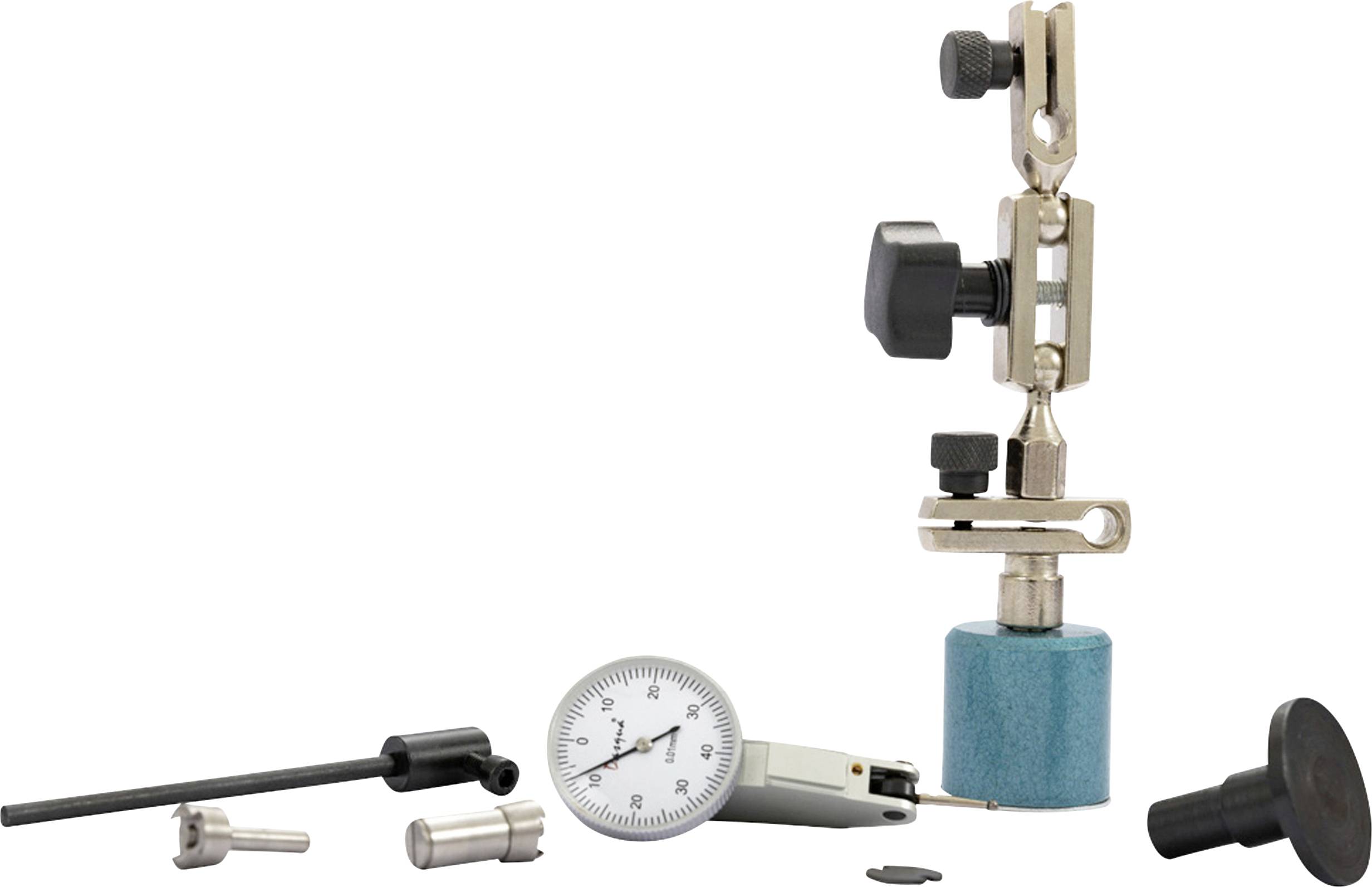 Ein Messgerät mit Zeiger und Skala liegt neben Metallteilen und einem blauen Stativ. Das Setup scheint auf Präzisionsmessungen ausgerichtet zu sein.