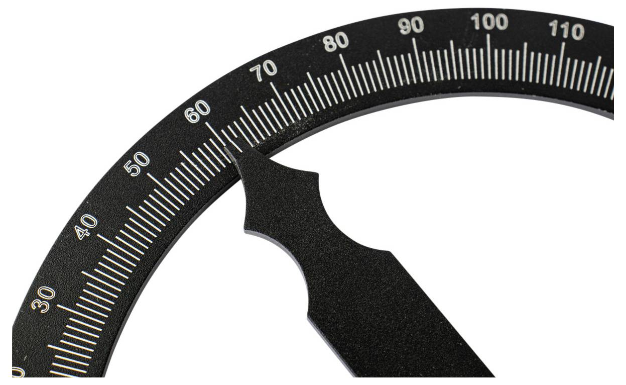Nahaufnahme eines schwarzen Winkelmessers, der einen Winkel von 60 Grad anzeigt.