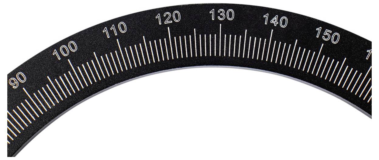 Ein Teil eines schwarzen Winkelmessers mit Markierungen und Zahlen von 90 bis 160 Grad ist zu sehen.