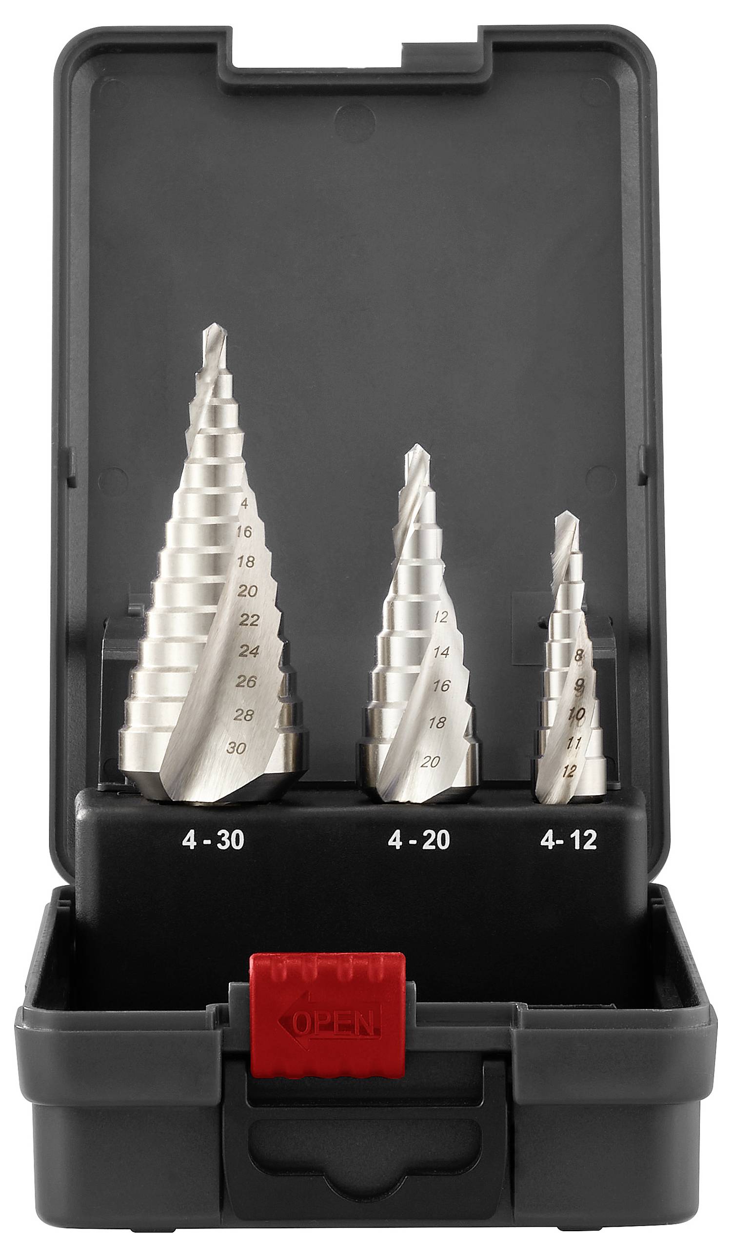 Metallbohrer-Set in einem offenen schwarzen Koffer mit rotem Verschluss. Drei gestufte Bohrer unterschiedlicher Größe von 4-30 mm.