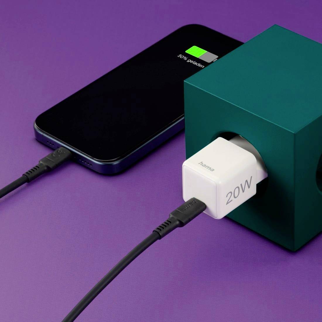 Ein Smartphone wird mit einem 20W Ladekabel geladen, das an einem Würfelladegerät angeschlossen ist. Der Akkustand zeigt fast voll.