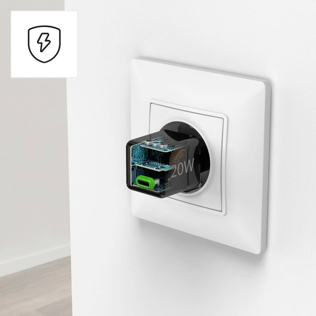 Steckdose mit angeschlossenem transparentem Adapter, zeigt innere Komponenten und grüne USB-C-Buchse, neben einem Blitzsymbol.