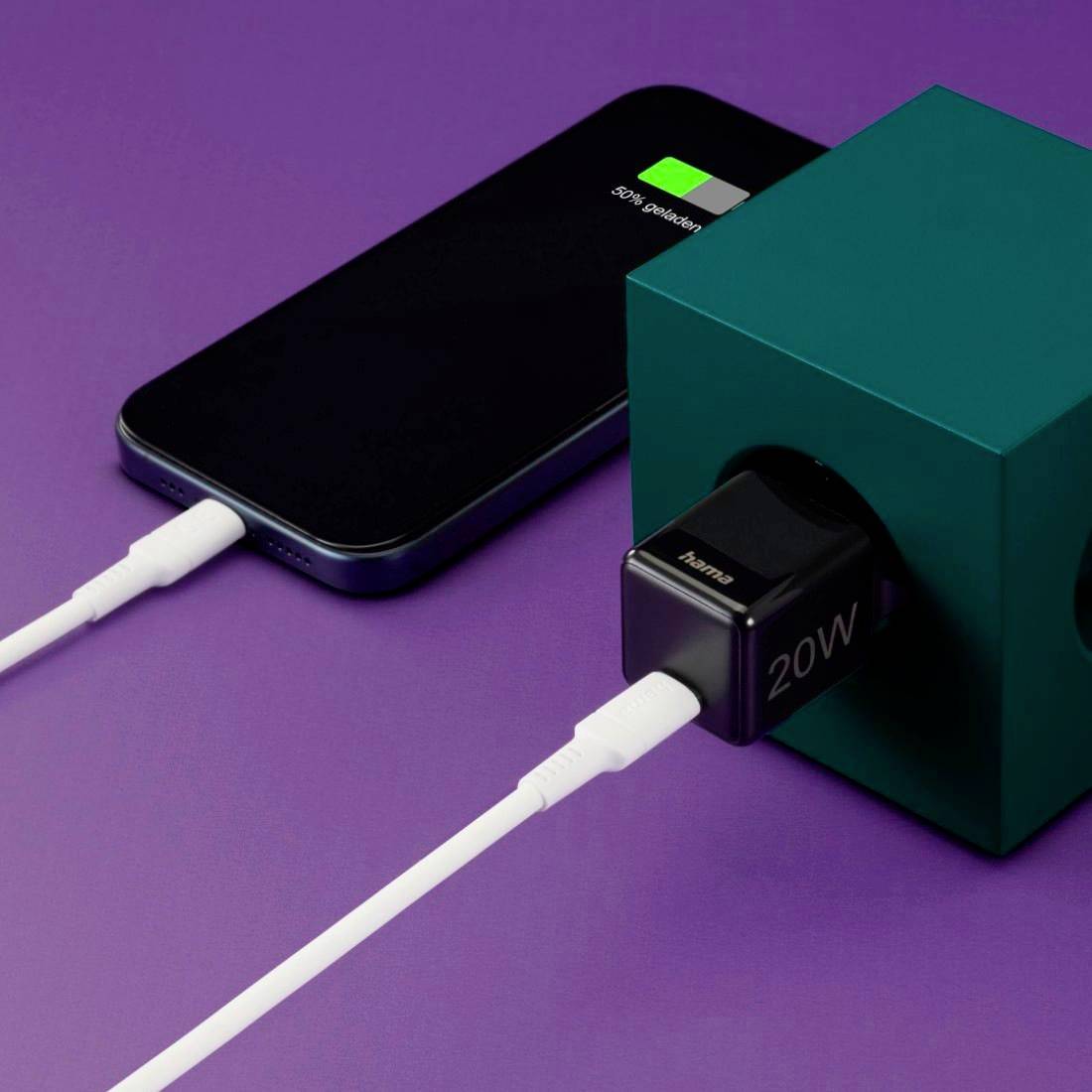 Ein Smartphone wird mit einem Kabel an einem 20W-Netzteil geladen. Auf dem Bildschirm wird ein Batterieladesymbol mit 50 % angezeigt.