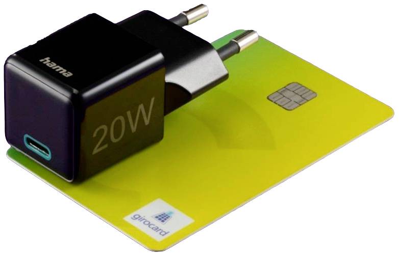 Ein schwarzes Netzteil mit der Aufschrift '20W' und einem USB-C-Anschluss liegt auf einer grünen Girokarte.