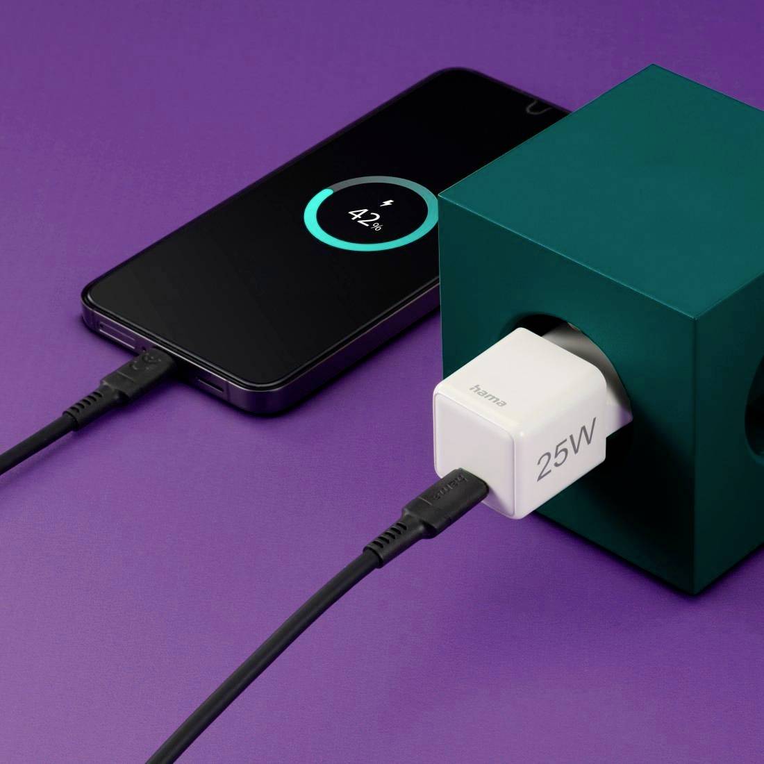 Ein Smartphone wird mit einem 25W-Ladegerät aufgeladen. Der Bildschirm zeigt 42% Akkuladung an.